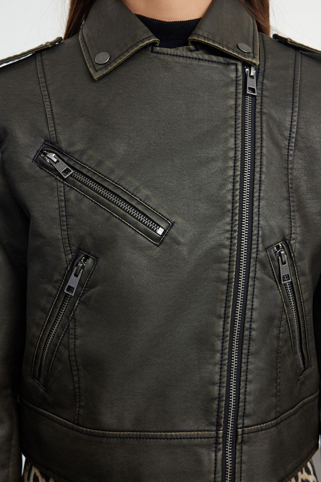 Trendyolmilla Antrasit Eskitme Detayl? Suni Deri Biker Ceket Mont TWOAW24MO00277  фото 4