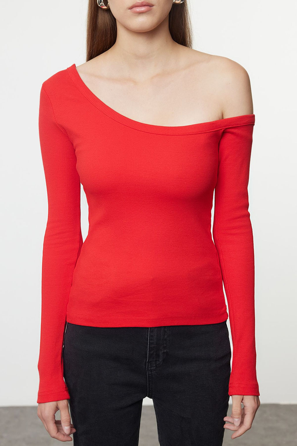 Trendyolmilla Siyah Fitted/Vucuda Oturan Omzu Ac?k Fitilli Pamuklu Esnek Orme Bluz TWOAW23BZ00475