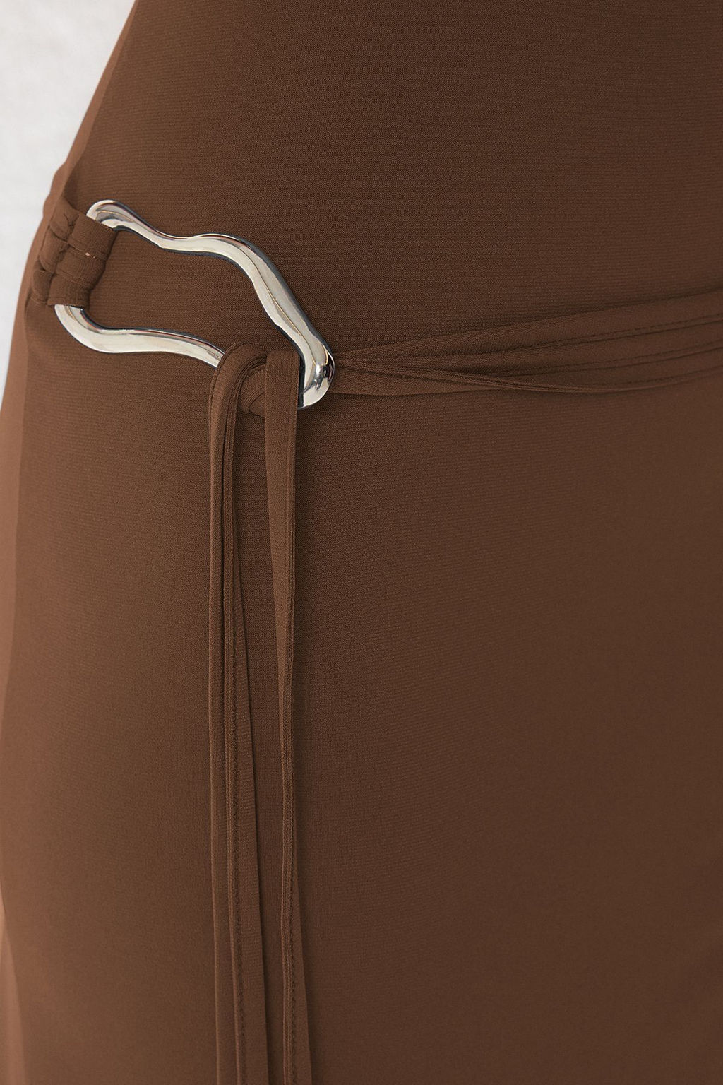 Tarc?n Duz Aksesuar Detayl? Midi Orme Elbise TWOSS25EL00107 - Trendyolmilla фото 2