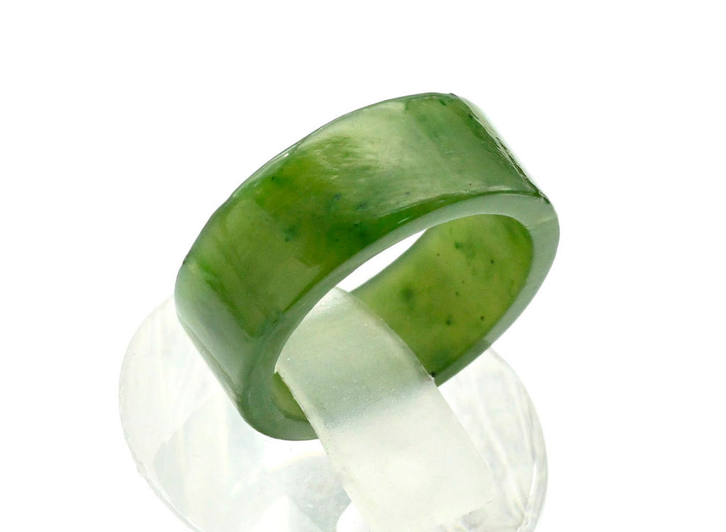 Кольцо из нефрита, ширина 7-8мм, размер 17,5 Радуга камня