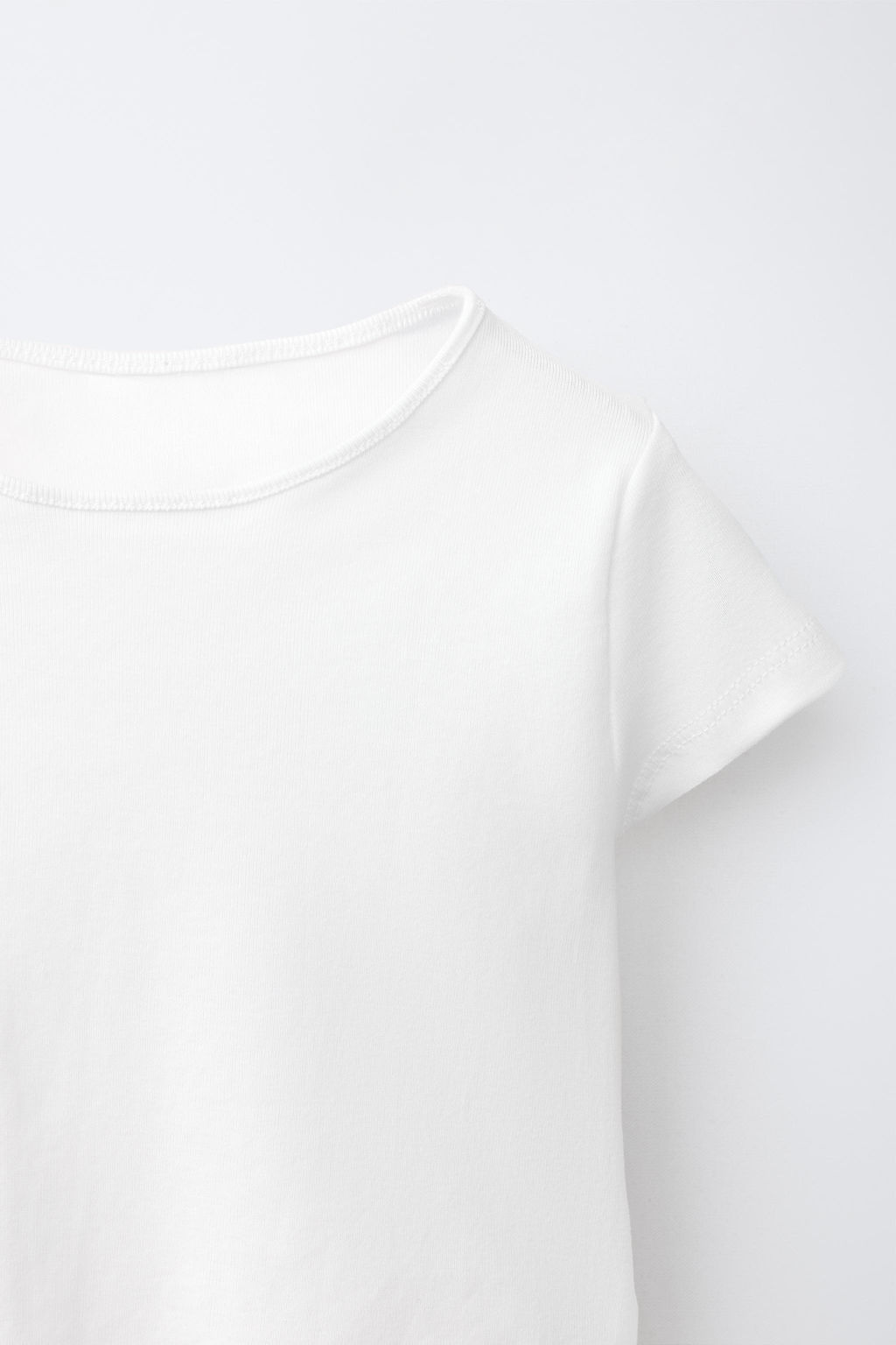 CAMISETA LISA BAJO ENCAJE / Blanco