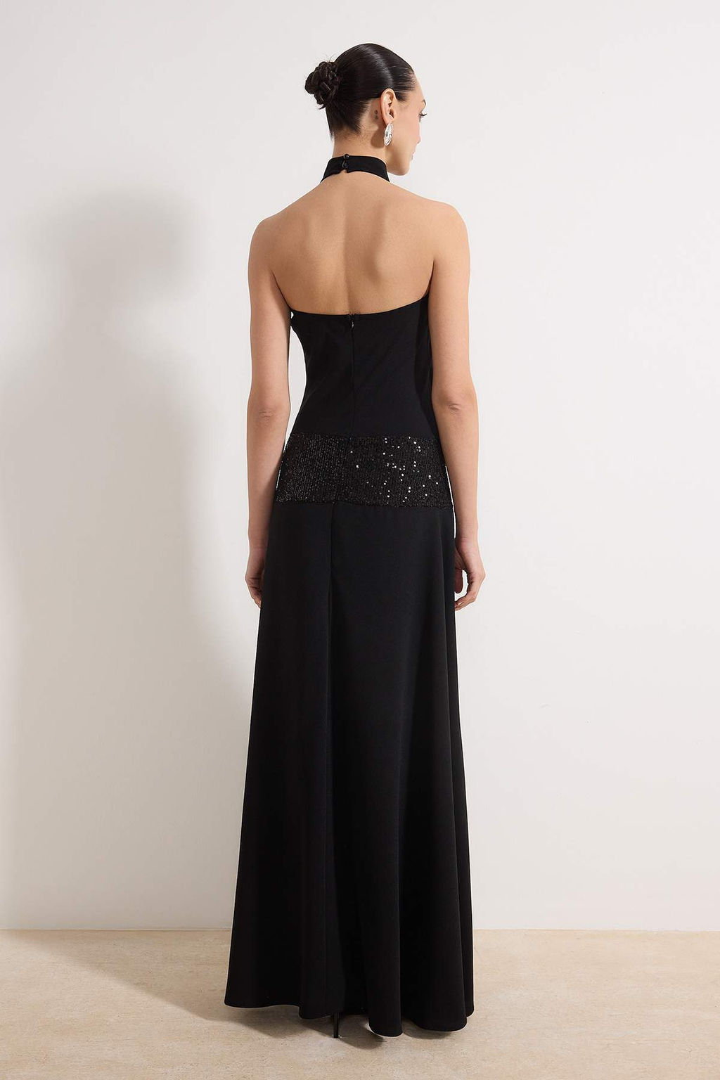 Siyah Duz Bel Payet Detayl? S?rt Dekolteli Maxi Abiye & Mezuniyet Elbisesi TPRSS26AE00020 - Trendyolmilla фото 4
