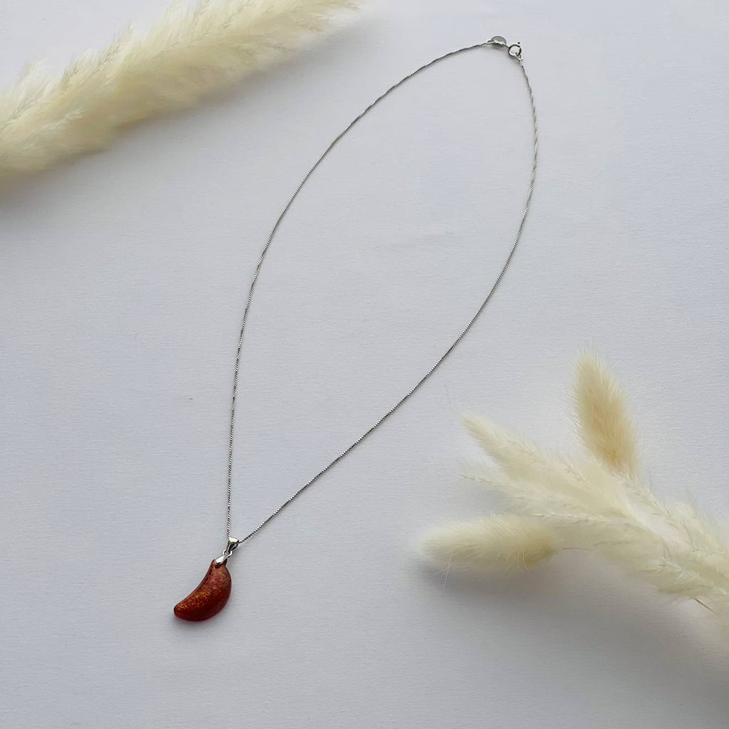 Кулон на цепочке из Солнечного камня