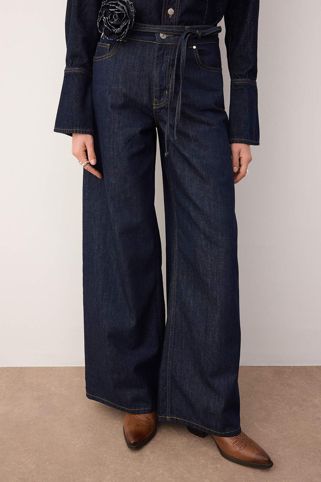 Koyu Mavi Yuksek Bel Gul Kemer Detayl? Wide Leg Jeans TWOAW26JE00171 - Trendyolmilla фото 3
