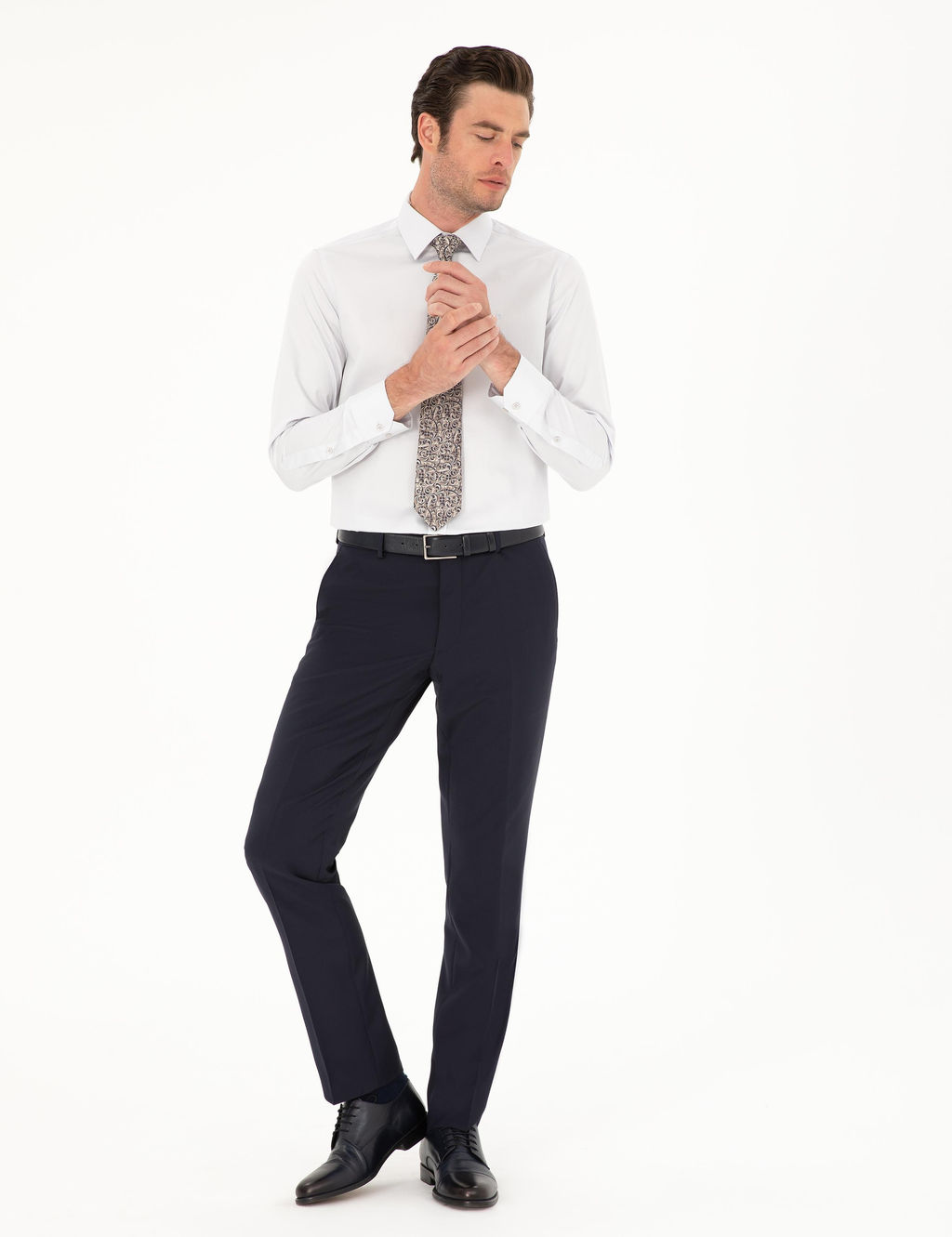 Светло-серая базовая рубашка приталенного кроя с длинным рукавом - Cacharel фото 4