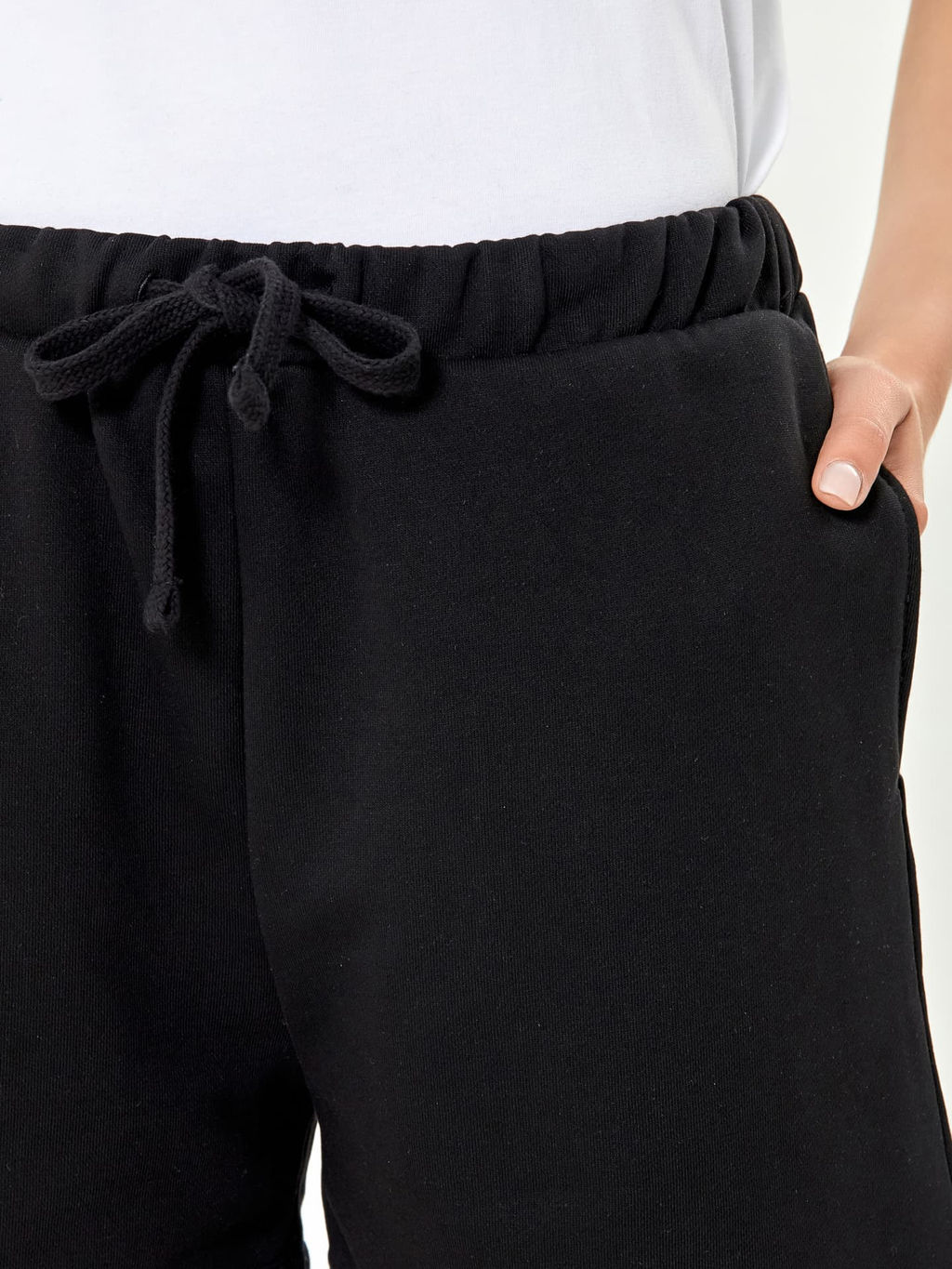 Свободные шорты мини с высокой линией талии в черном цвете черный 332311 - Mark formelle фото 4