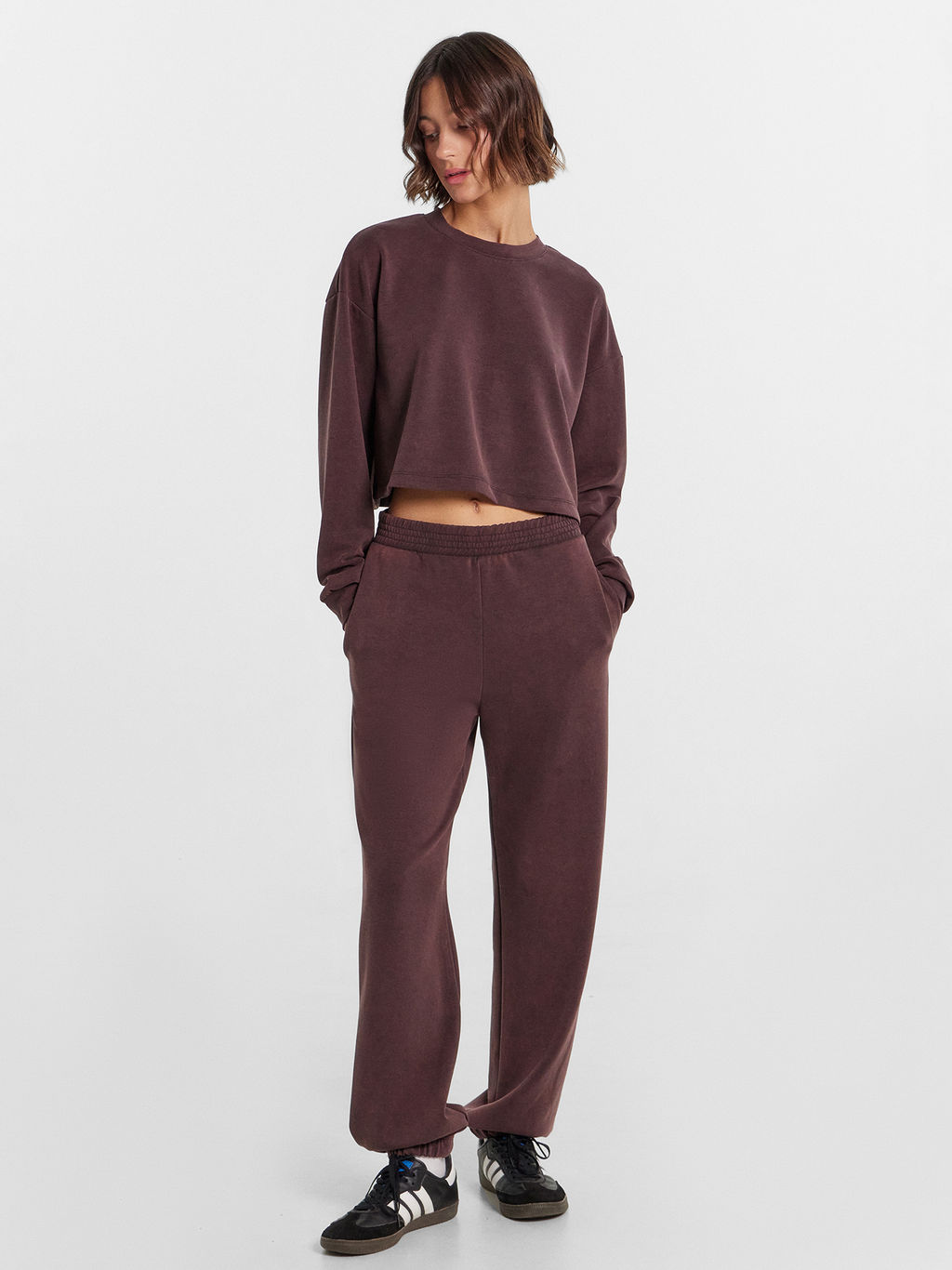 Комплект женский (джемпер, брюки) шоколадный с дизайнерским принтом шоколадная варка 192543 - Mark formelle фото 2