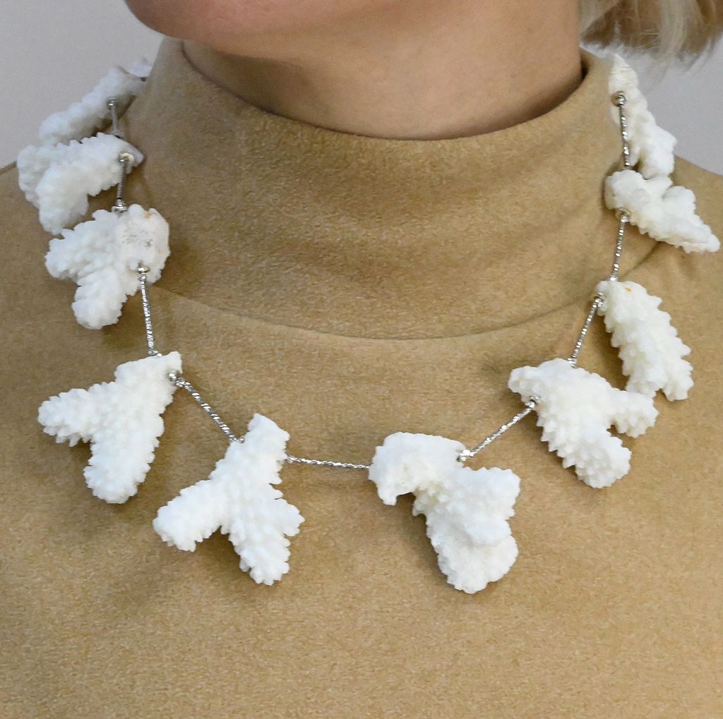 Колье из коралла в природной форме, 55см Радуга камня