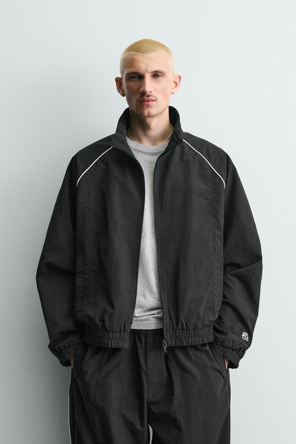 Куртка CHAQUETA Tecnica Contrastes черная