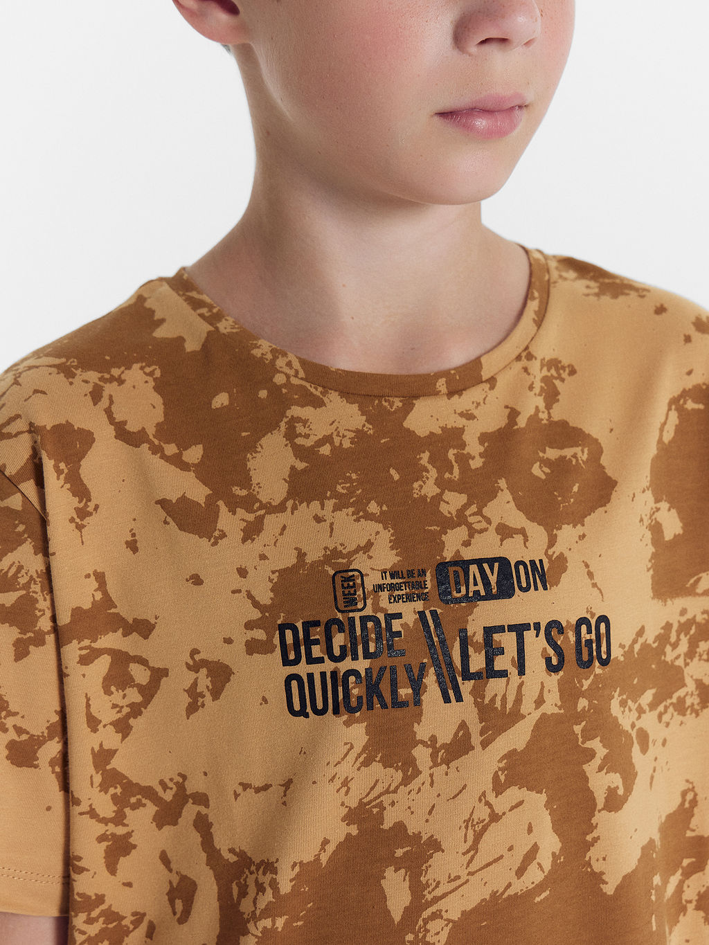 Футболка для мальчиков бежевая с дизайнерским принтом - Mark formelle фото 4