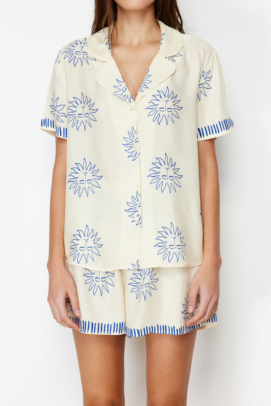 Trendyolmilla Ekru-Lacivert Gunes Desenli Viskon Sortlu Dokuma Pijama Tak?m? THMSS24PT00009  фото 11