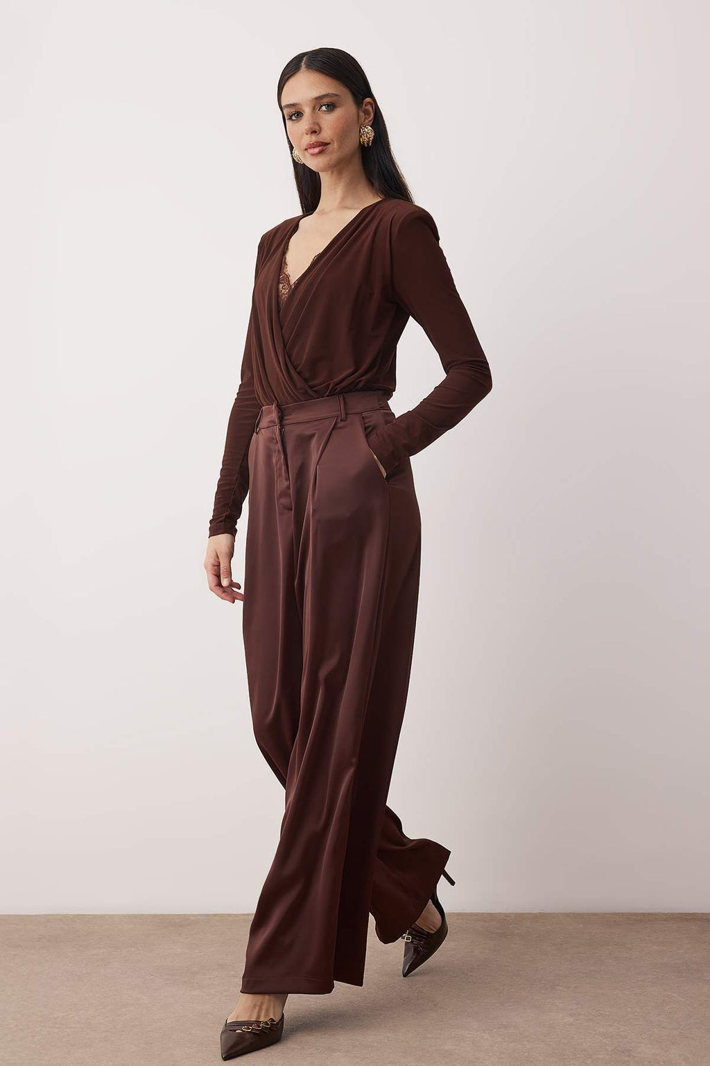 Koyu Kahverengi Wide Leg/Genis Paca Saten Gorunumlu Dokumlu Pantolon TPRAW26PL00004