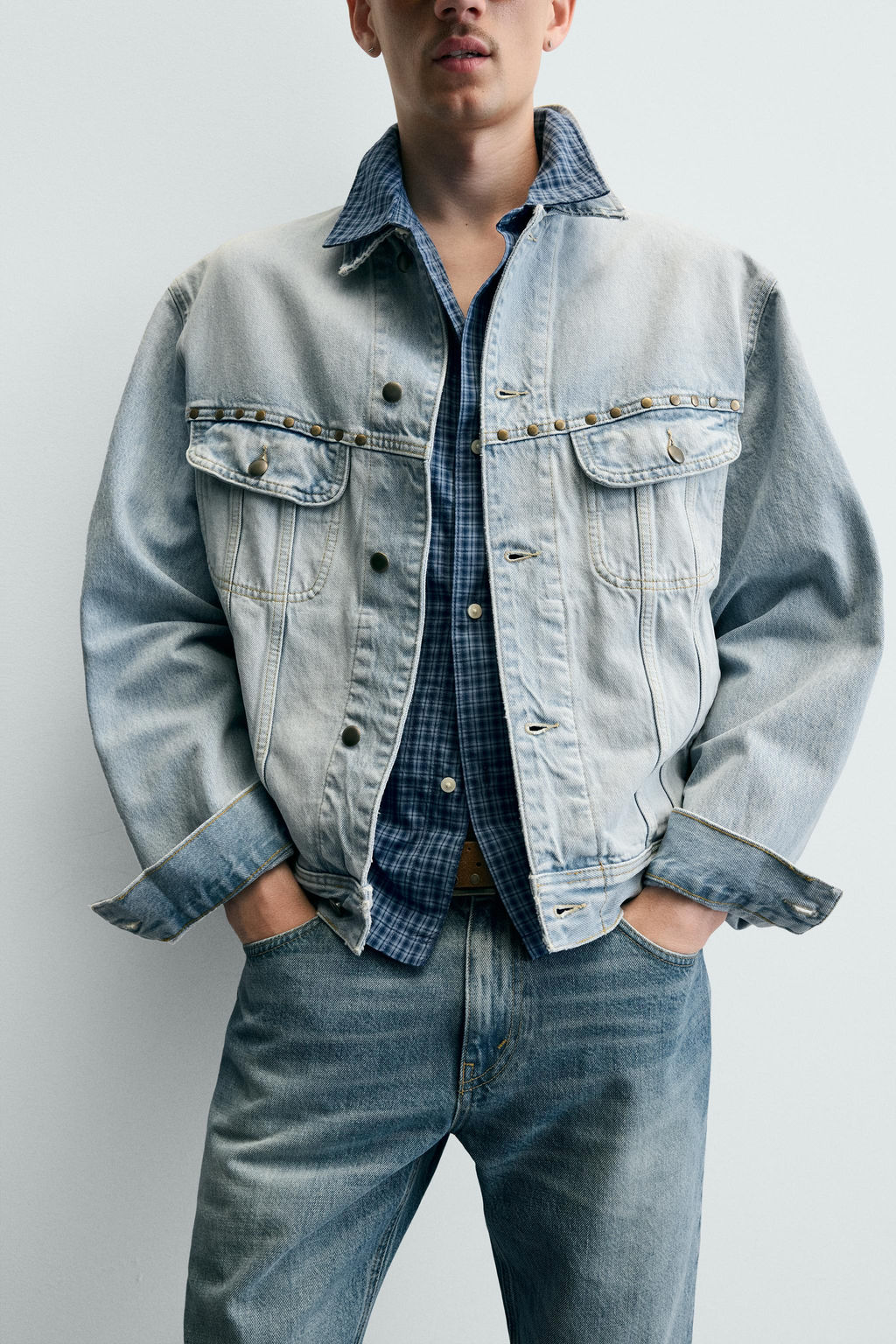 CAZADORA DENIM RELAXED FIT TACHAS MET?LICAS / Azul claro - Zara фото 6