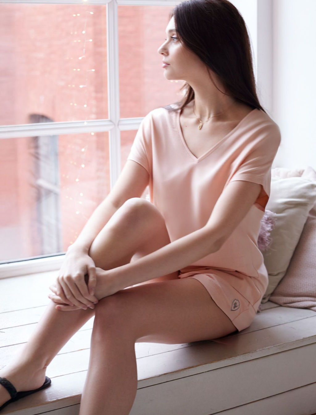 Свободная футболка с V-вырезом и цельнокроеным рукавом из 100% хлопка