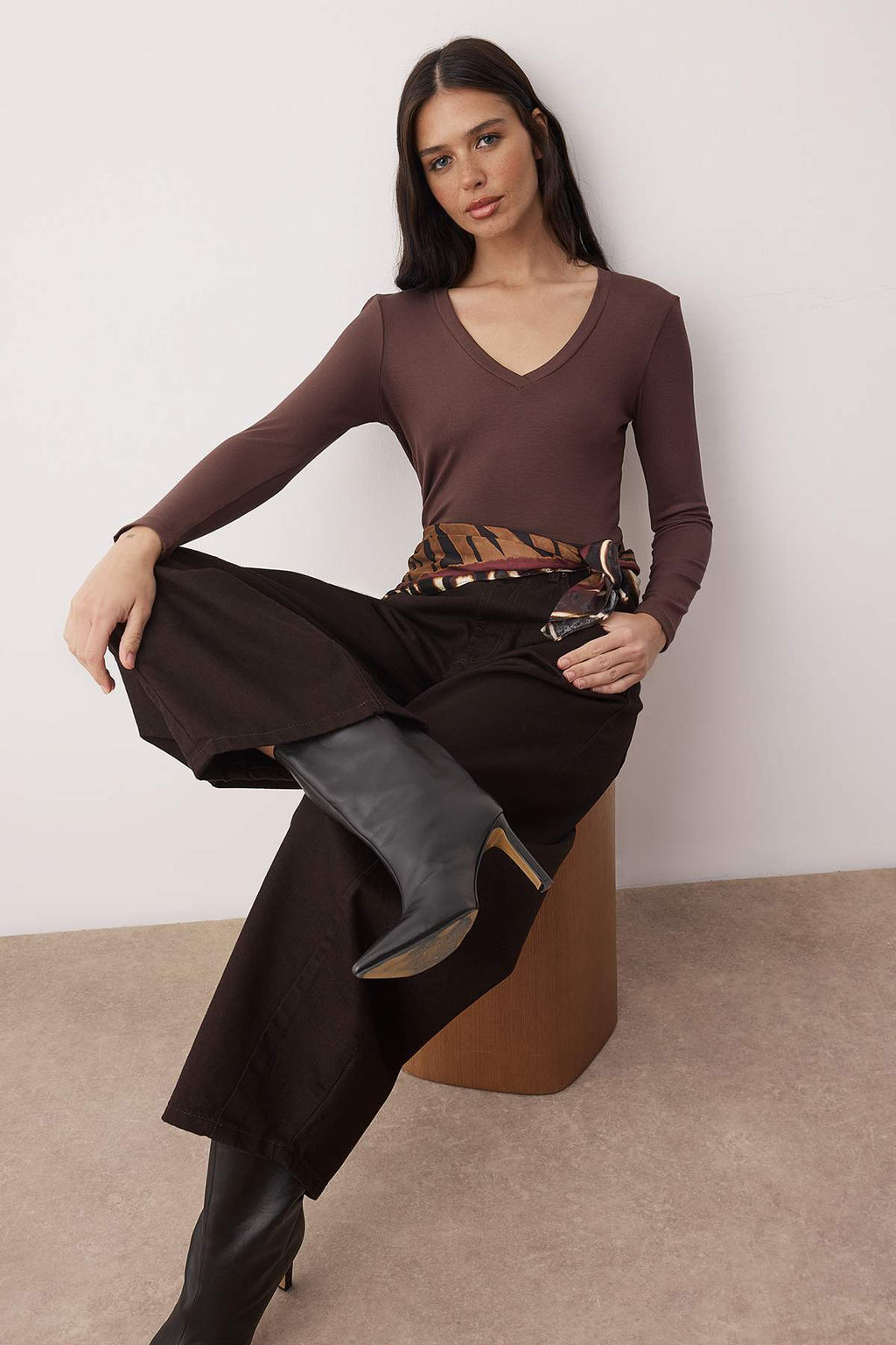 Kahverengi Premium Yumusak Kumasl? V Yaka Fitted/Vucuda Oturan Esnek Orme Bluz TWOAW24BZ00050