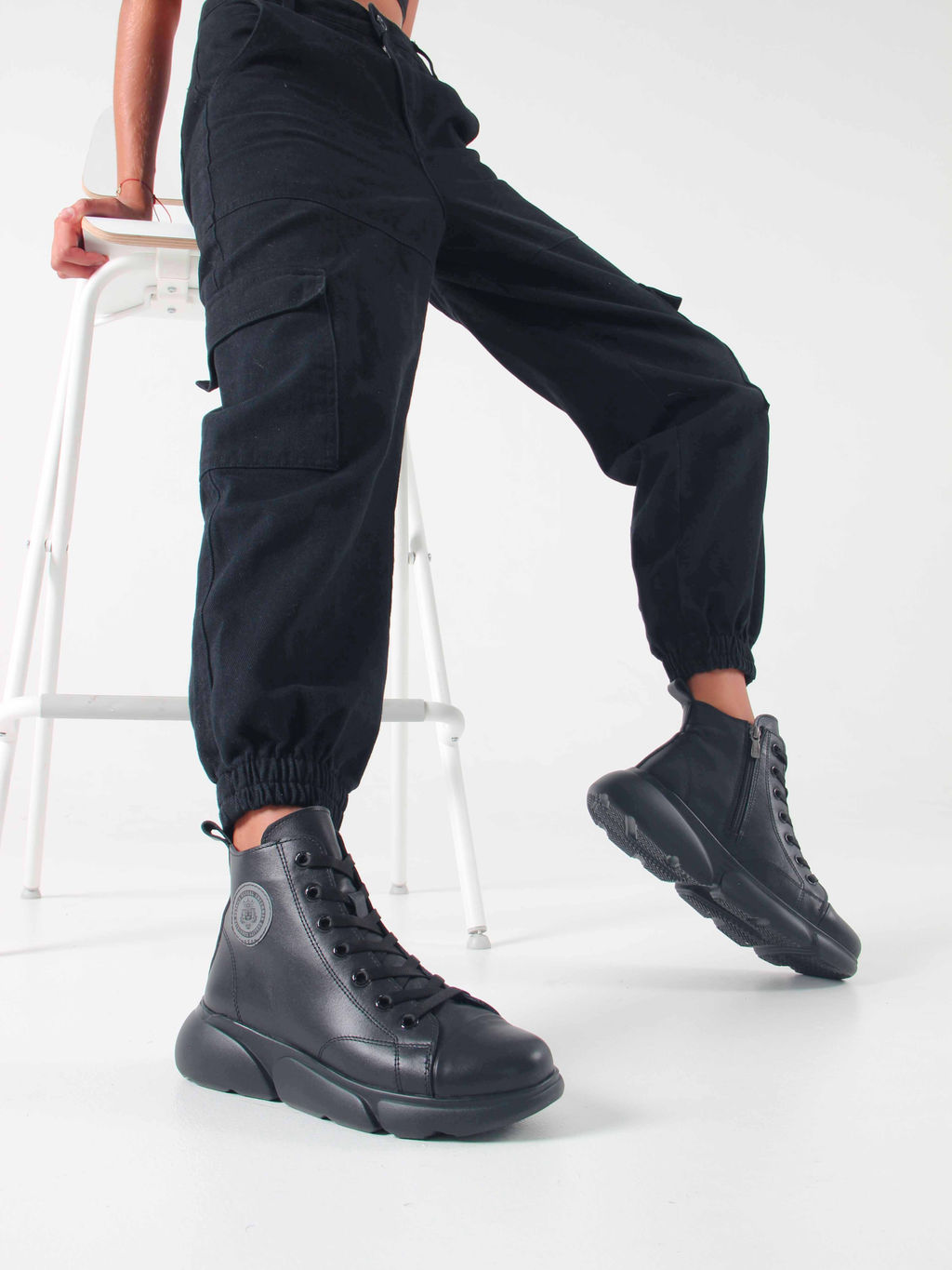 Ботинки 213.ariyabl. black/Байка