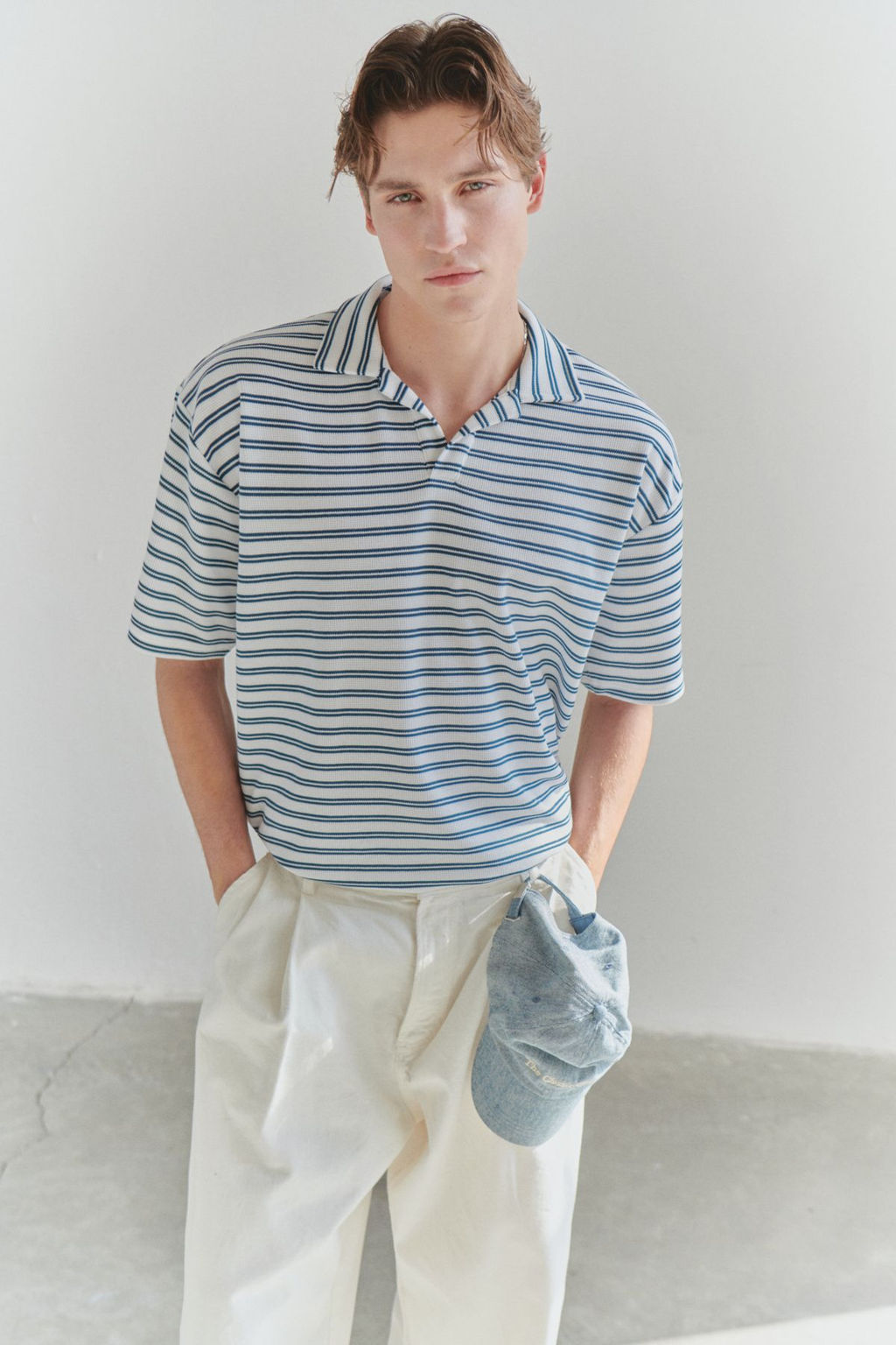 TRENDYOL MAN Limited Edition Ekru-Mavi Cizgili Oversize/Genis Kesim Polo Yaka T-shirt TMNSS25PO00004