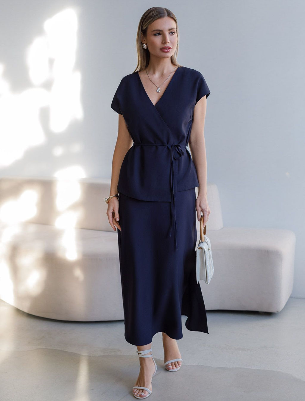 Жилет на запАх с поясом из плотного лиоцелла