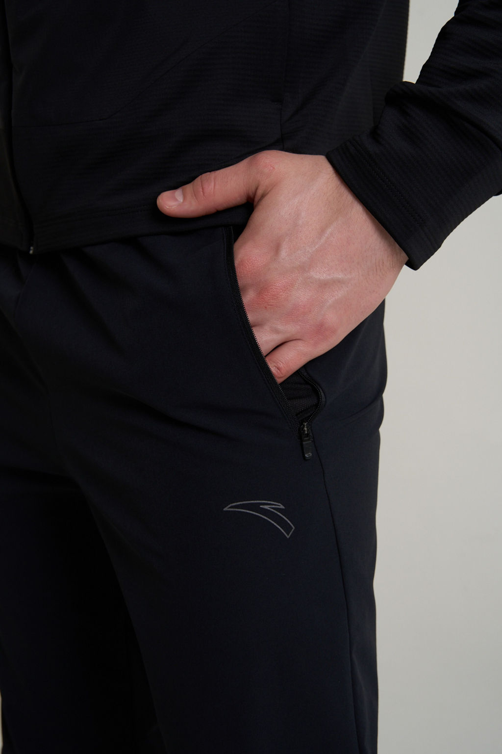 Брюки текстильные Черный ANTA RUNNING Woven Track Pants фото 8