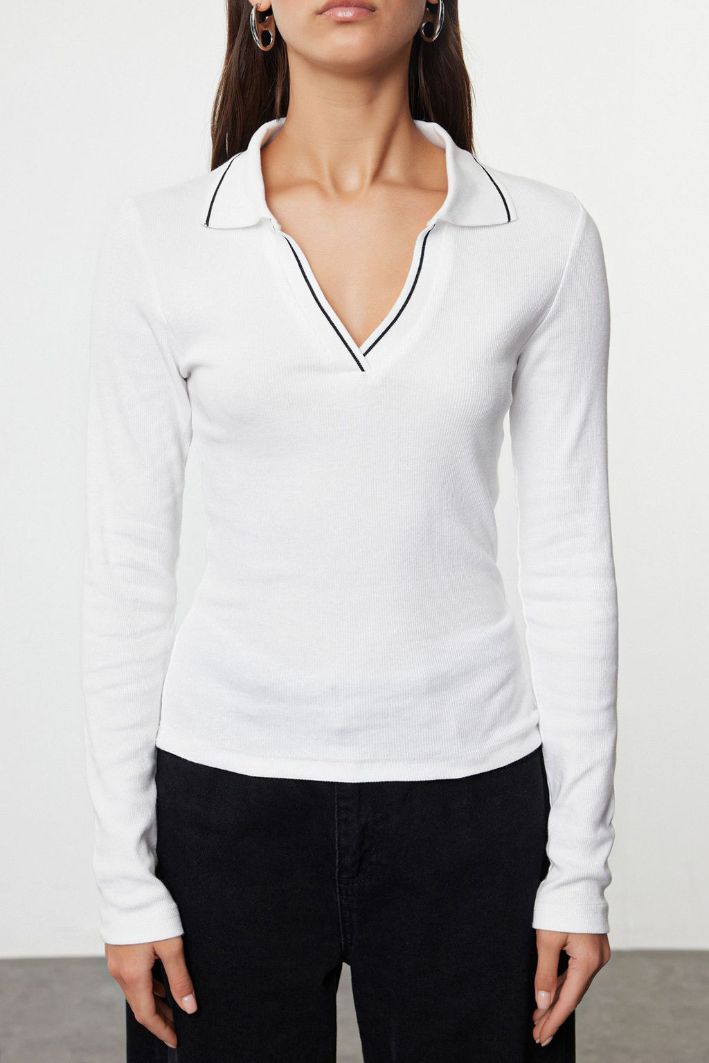 Trendyolmilla Siyah Triko Yaka Detayl? Fitted/Vucuda Oturan Fitilli Esnek Orme Bluz TWOAW25BZ00121