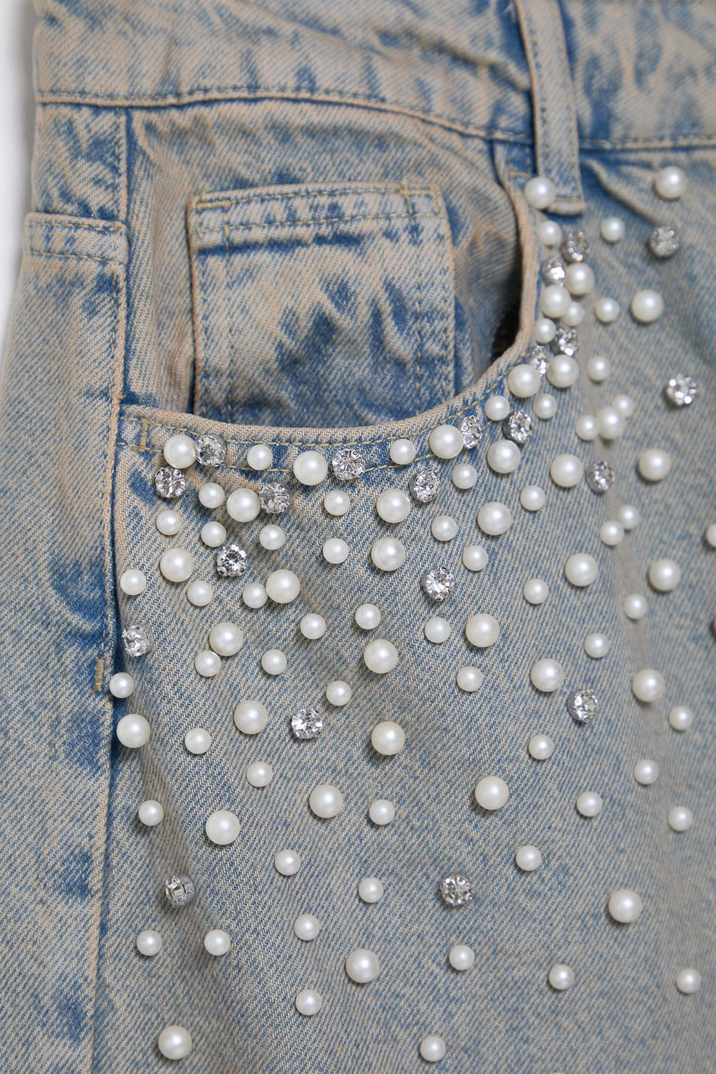 TRENDYOLMILLA Mavi Inci Detayl? Tasl? Normal Bel Barrel Skater Jeans TWOSS25JE00028