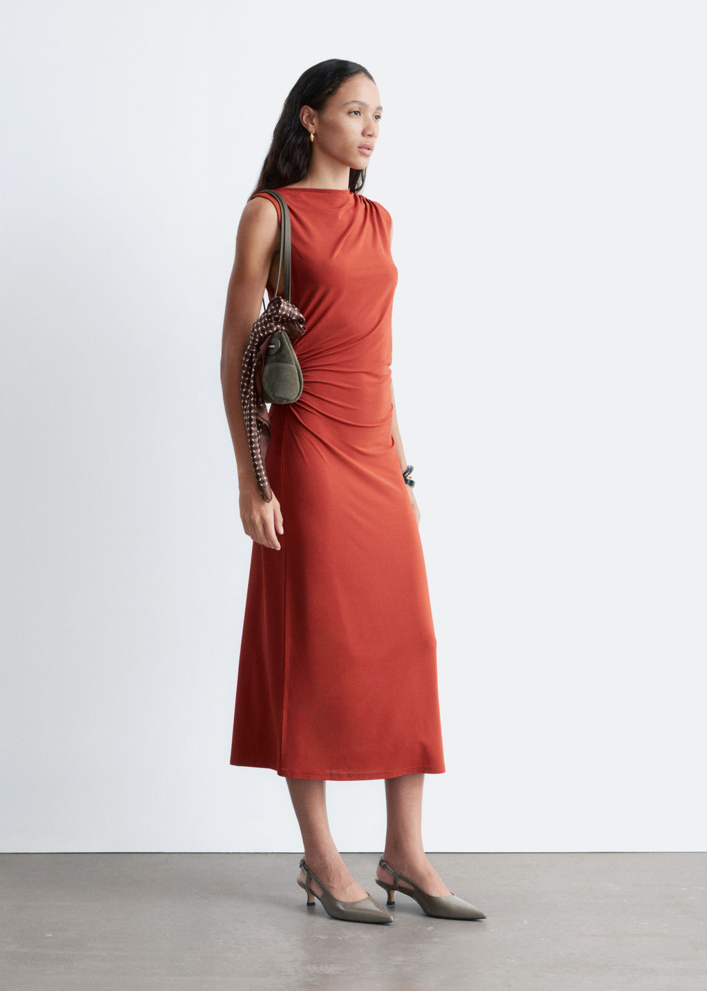 Vestido midi drapeado sin mangas - H&m фото 6