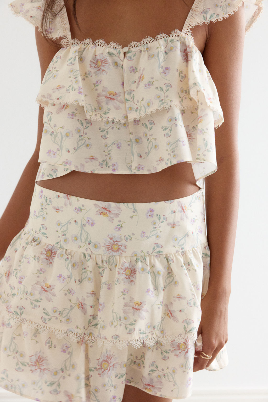 Crop top con ribetes de encaje - H&m фото 3