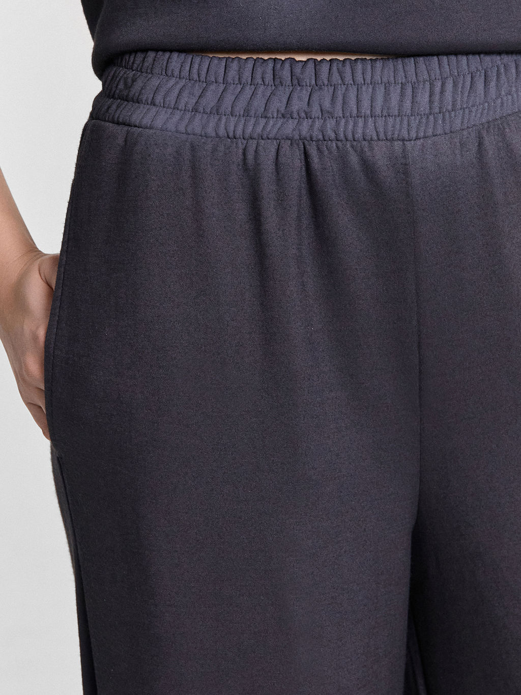 Комплект женский графитовый: брюки и футболка графит 192532