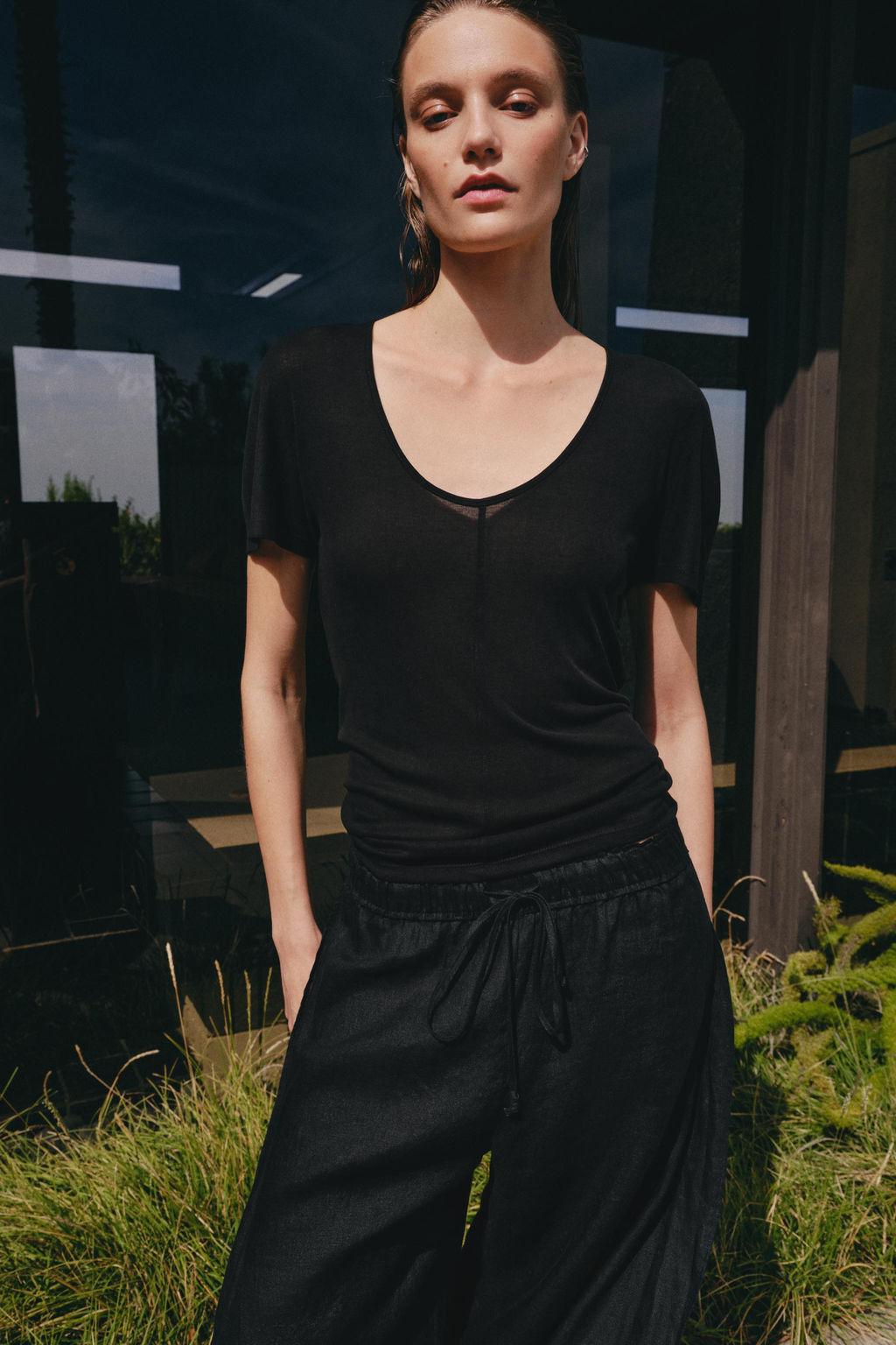 CAMISETA FLUIDA MANGA CORTA / Negro - Zara фото 2