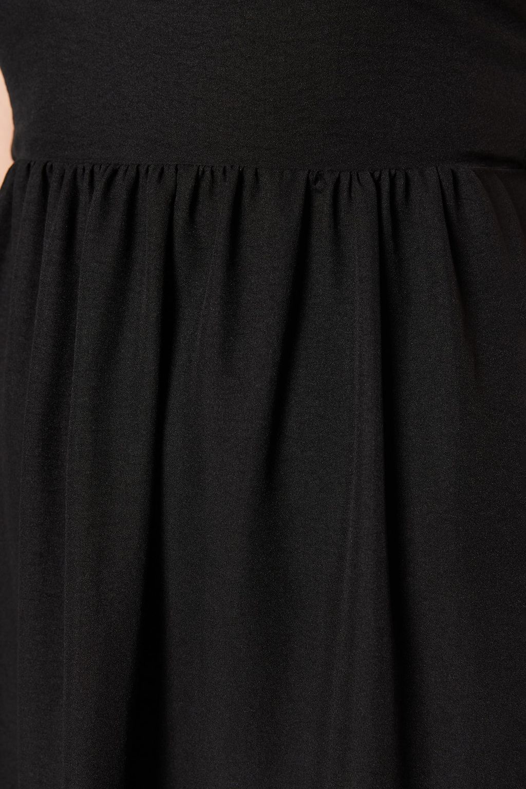 Siyah Etegi Volanl? S?rt Baglama Detayl? Ask?l? Maxi Dokuma Elbise TWOSS23EL00027