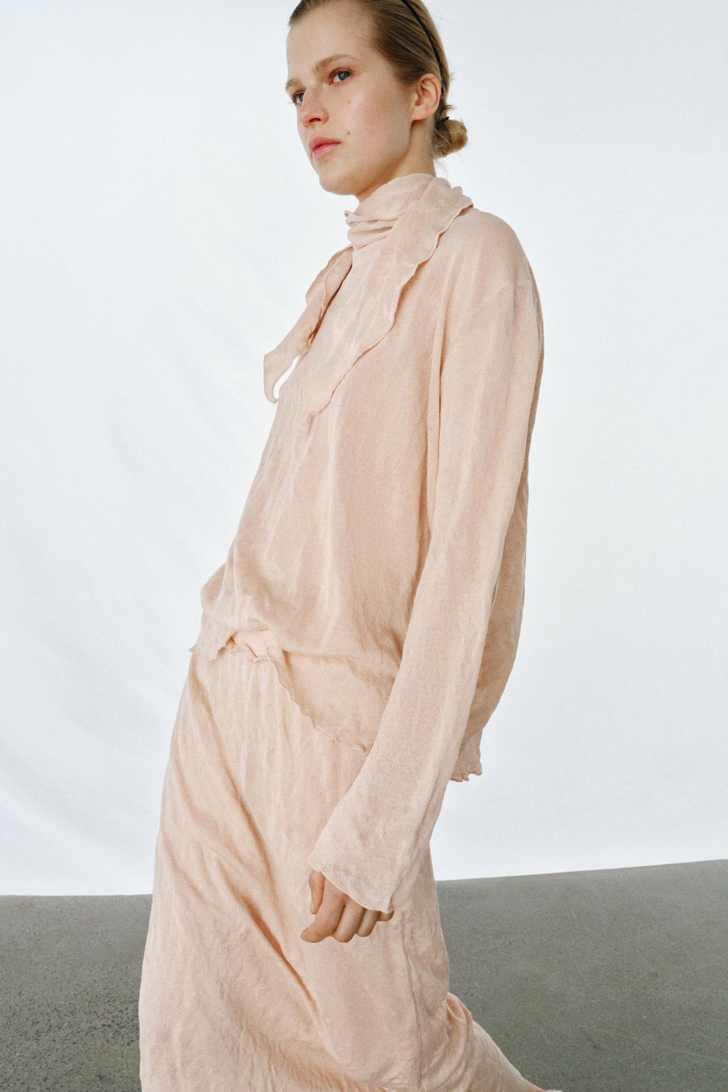 FALDA MIDI PUNTO EFECTO ARRUGADO / rosa claro - Zara фото 6