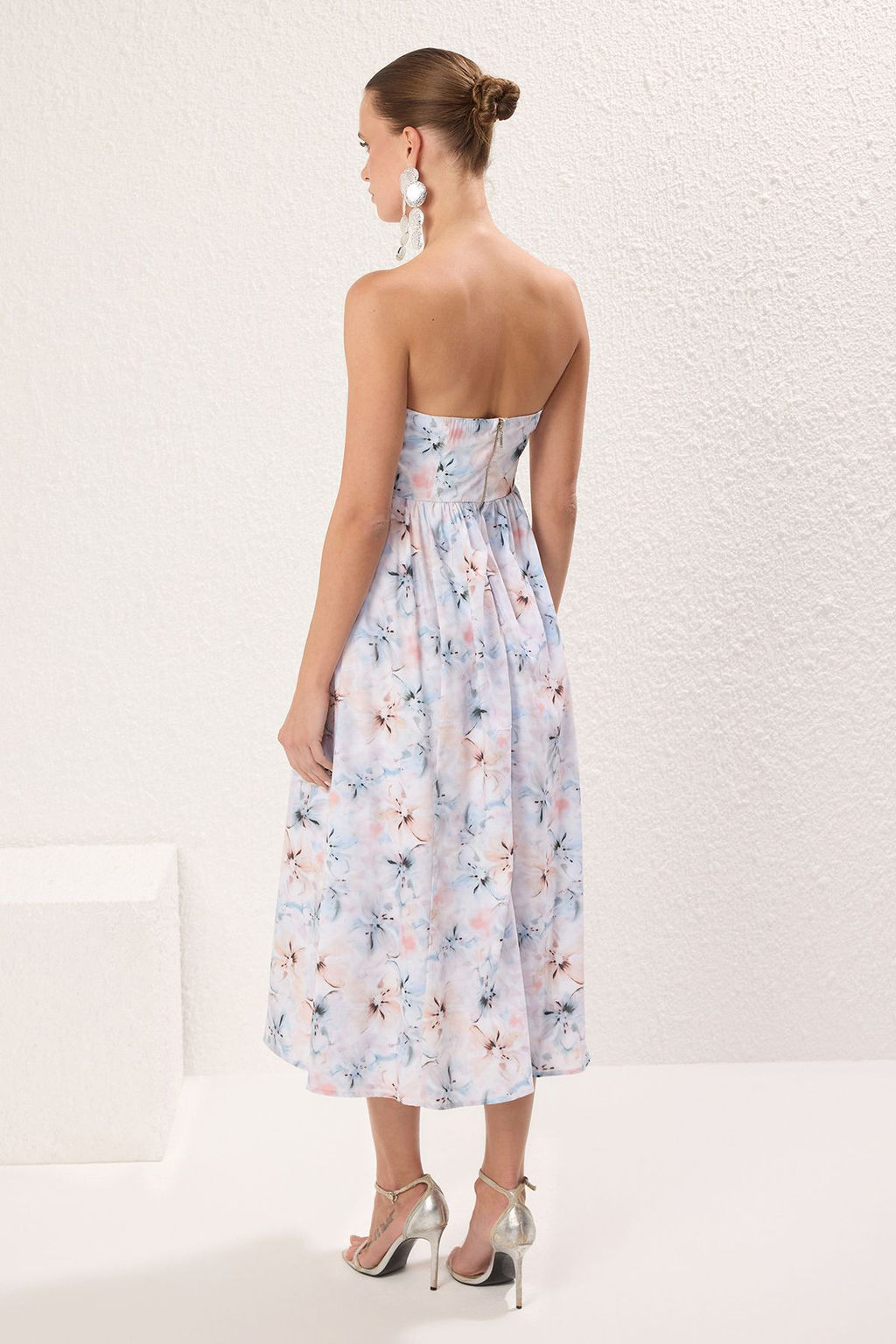 TRENDYOLMILLA Cok Renkli Cicekli Straplez Poplin Dokuma Midi S?k Elbise TPRSS25EL00275  фото 4