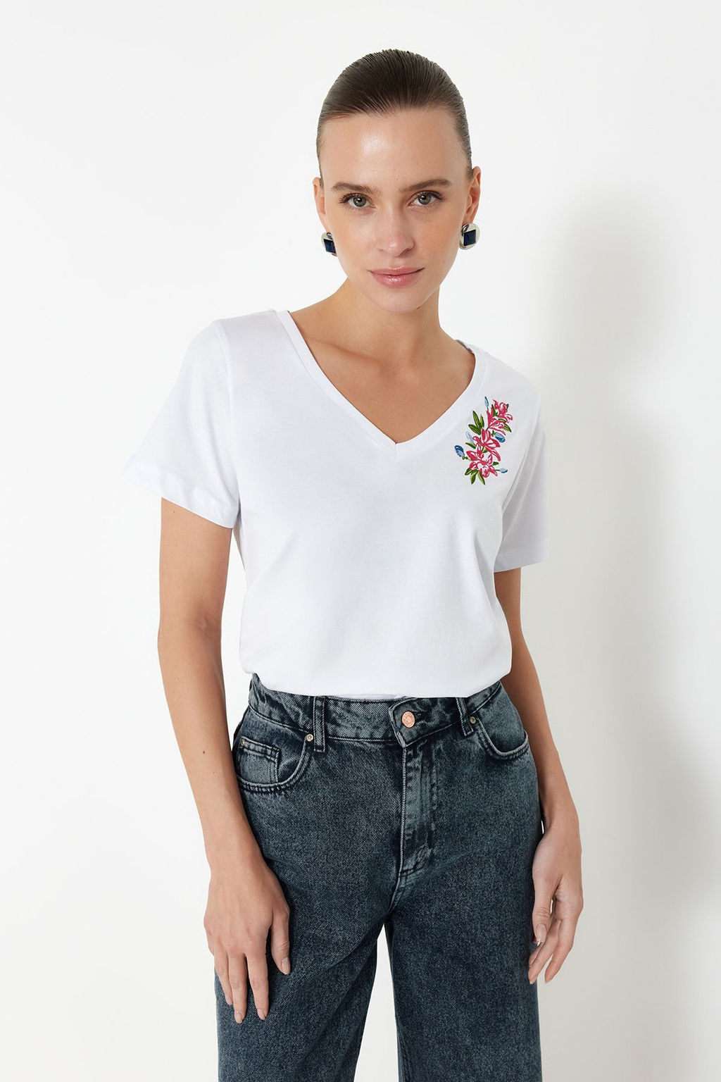 TRENDYOLMILLA Beyaz %100 Pamuk Regular/Normal Kal?p Nak?sl? V Yaka Orme T-Shirt TWOSS24TS00266  фото 3