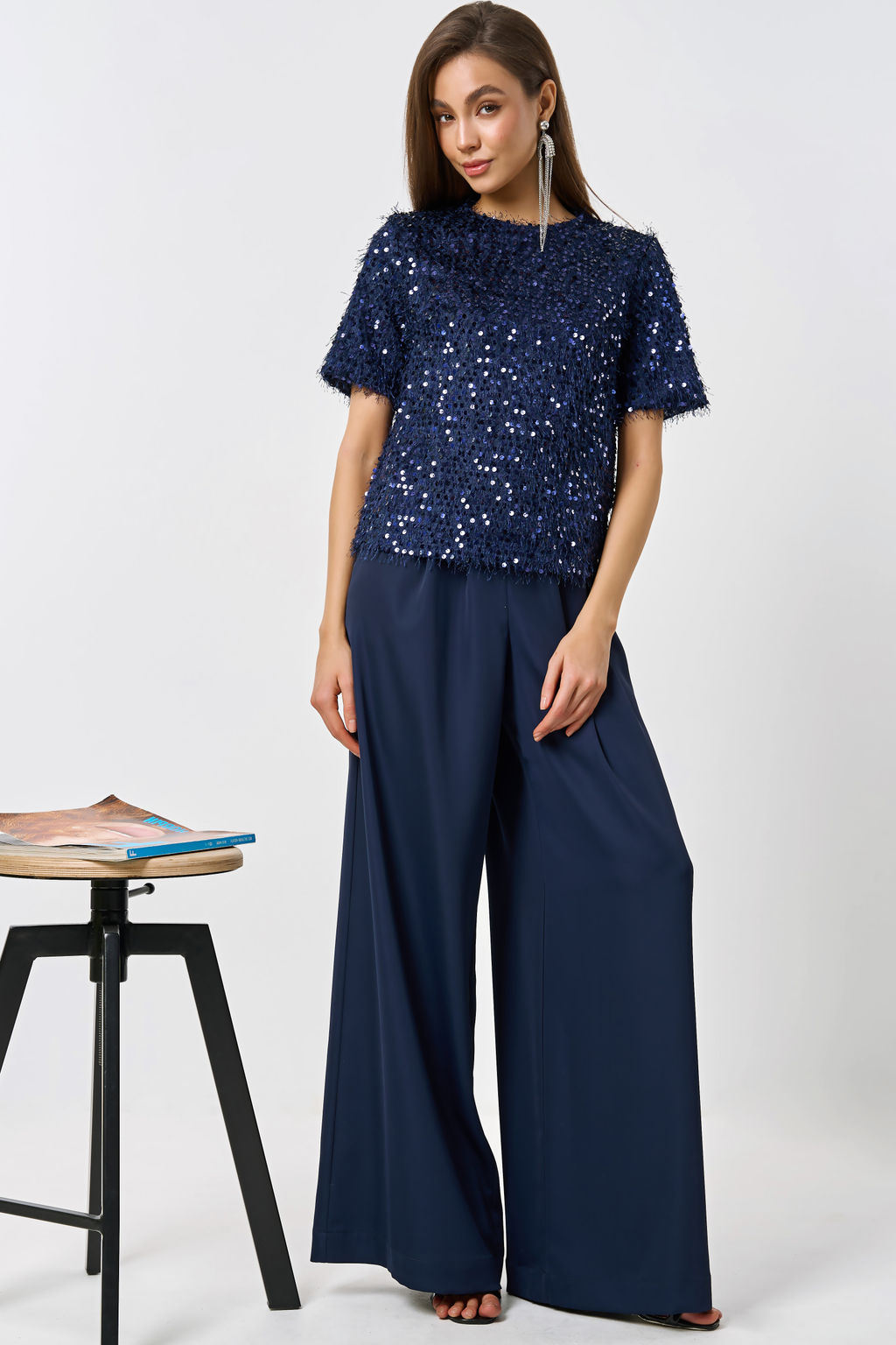 Блузка прямого силуэта из трикотажа с пайеткой синяя