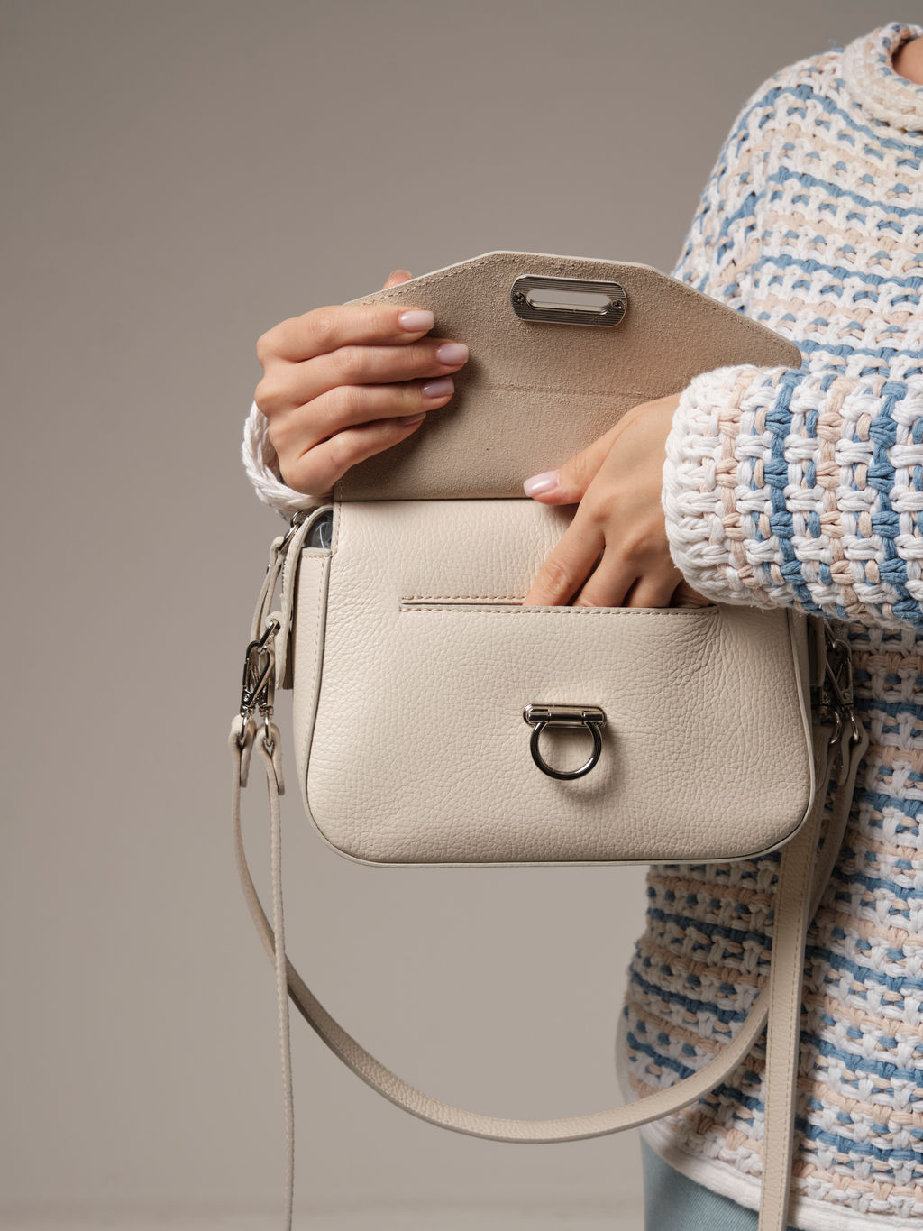 Сумка кожаная через плечо Azaro 3684 ванильное молоко