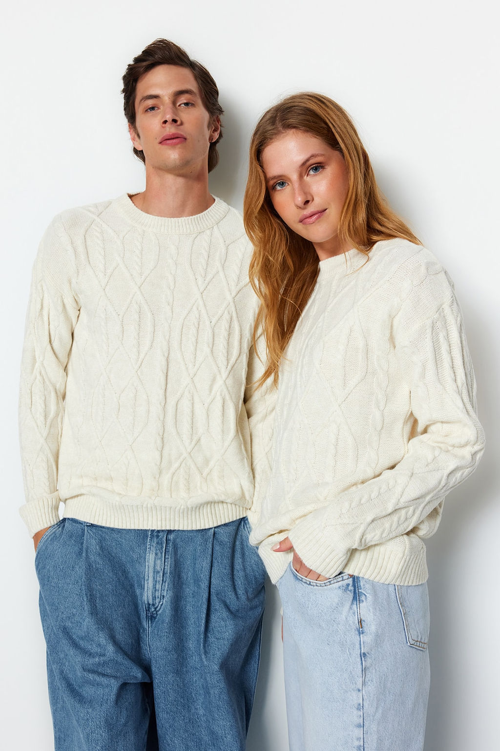 TRENDYOL MAN Ekru Unisex Oversize Fit Genis Kal?p Sac Orgu Bisiklet Yaka Yumusak Triko Kazak TMNAW24KZ00003 - Trendyolmilla фото 11