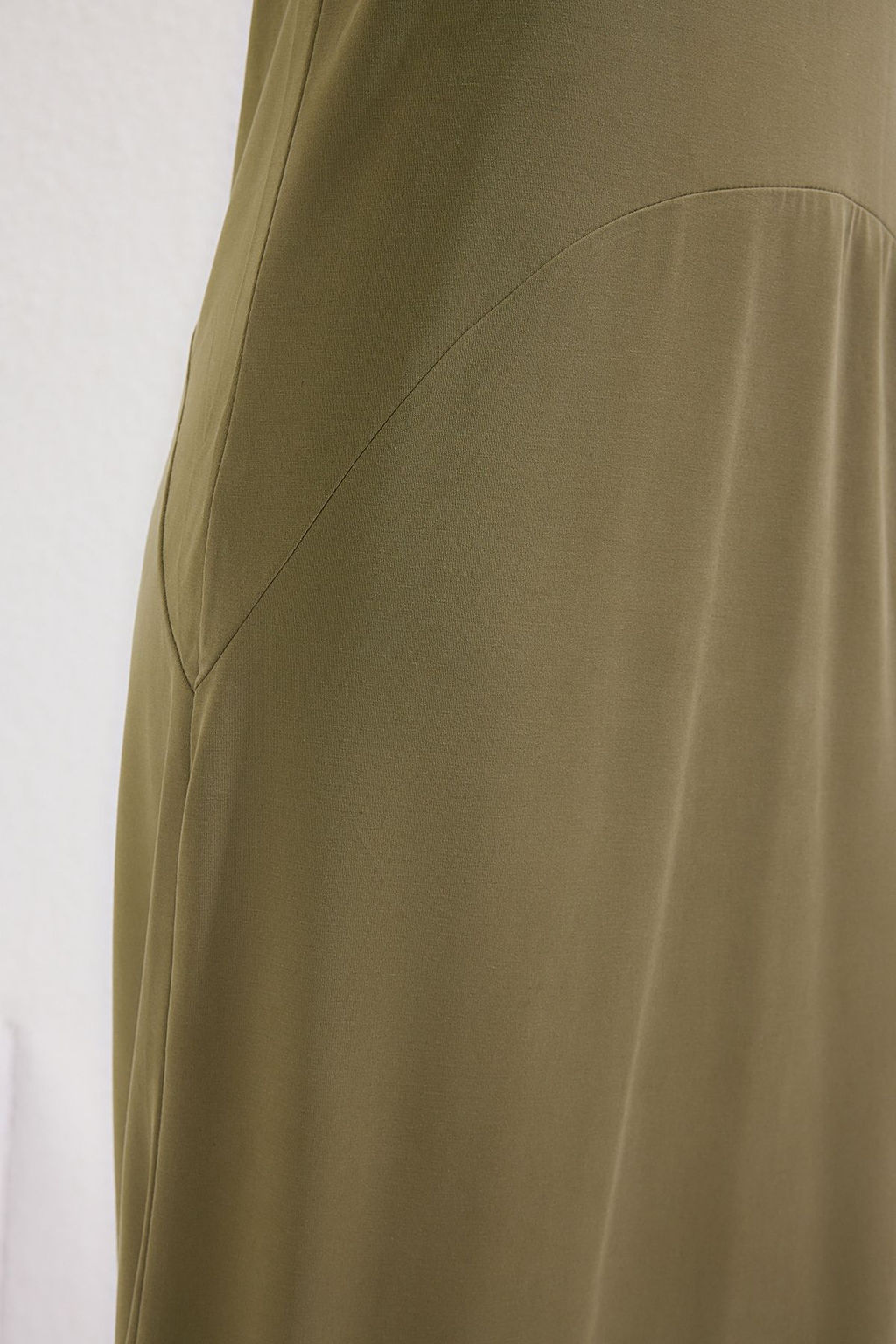 TRENDYOLMILLA Antrasit Ask?l? Havuz Yaka Modal Icerikli Shift/Duz Midi Orme Elbise TWOSS24EL00410  фото 12