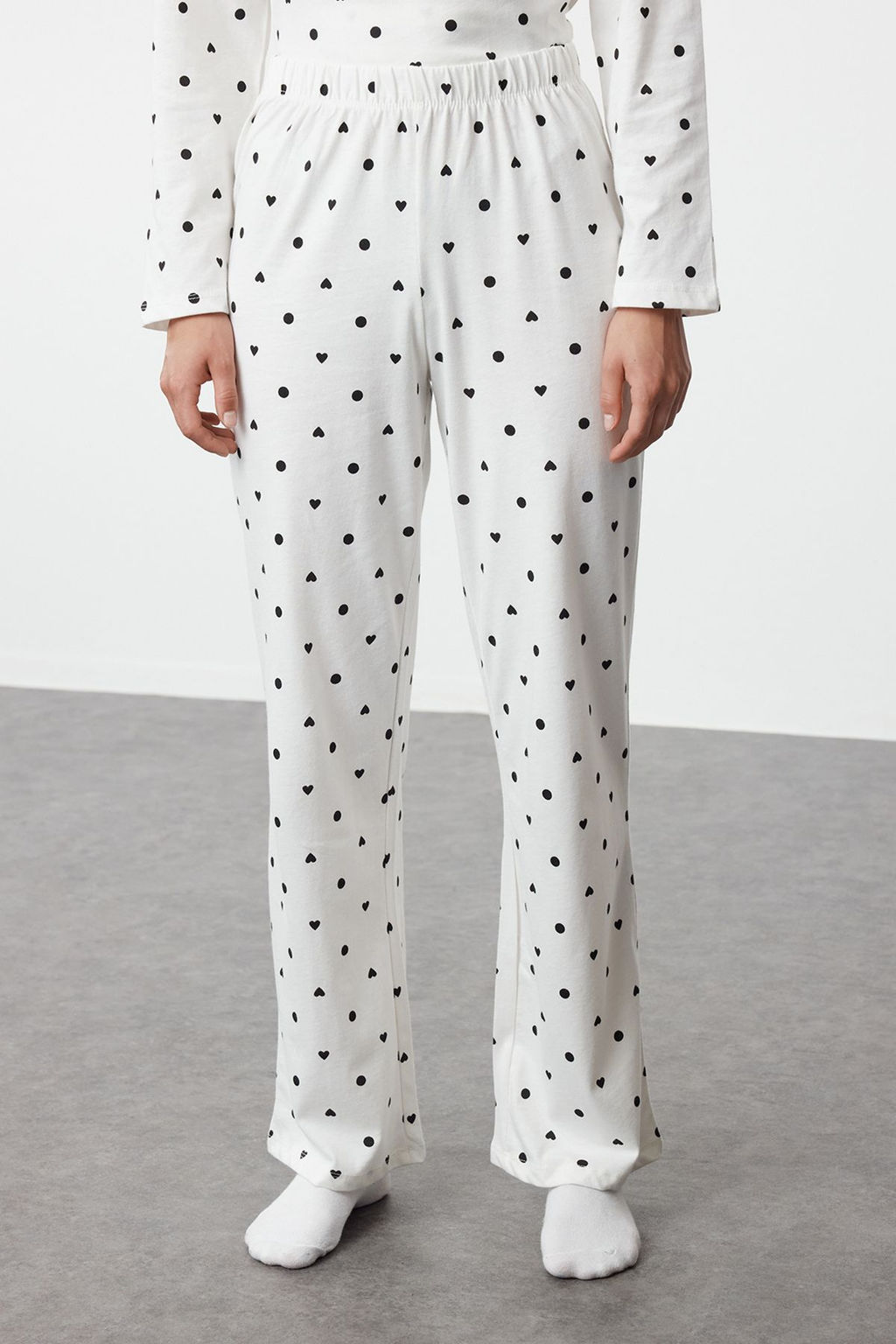 Beyaz %100 Pamuklu Puantiye ve Kalpli Orme Pijama Tak?m? THMAW25PT00039