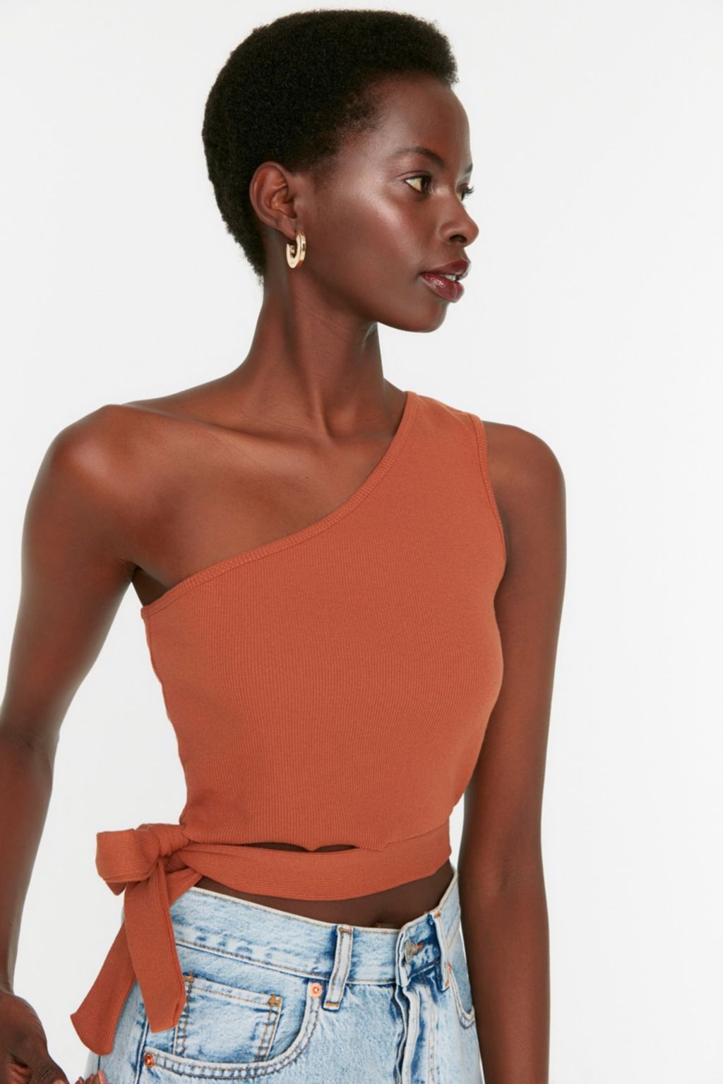 Trendyolmilla Tarc?n Tek Omuz Fitted/Vucuda Oturan Baglama Detayl? Fitilli Orme Bluz TWOSS22BZ1558 фото 9