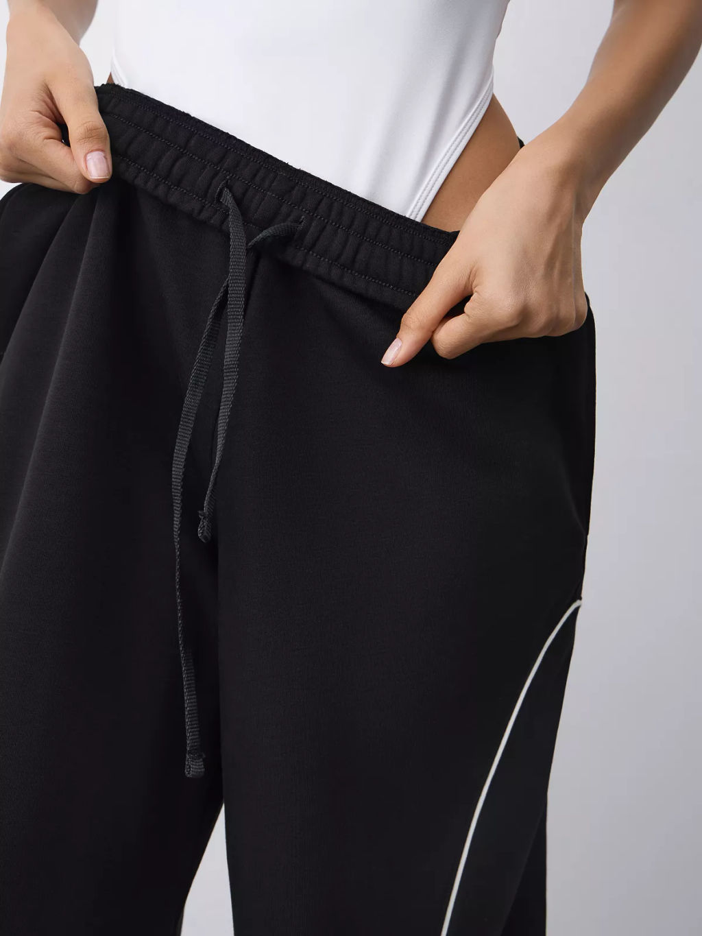 Спортивные брюки с декоративными кантами