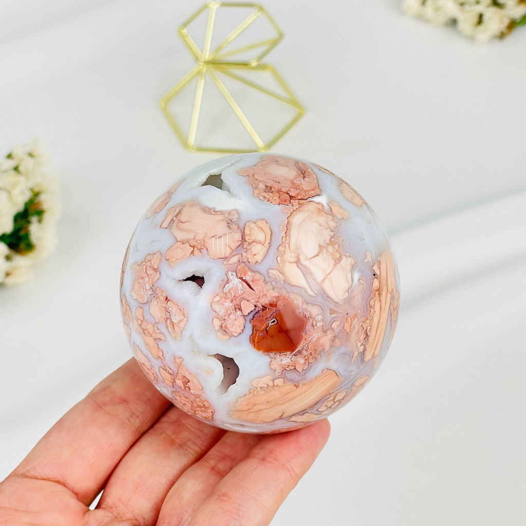 Шар из розового цветочного Агата на подставке