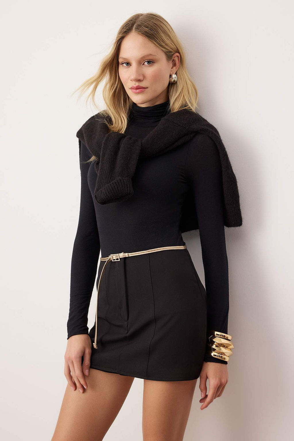 Siyah Kemerli Mini Dokuma Etek Gorunumlu Sort Sort & Bermuda TWOAW25SR00027