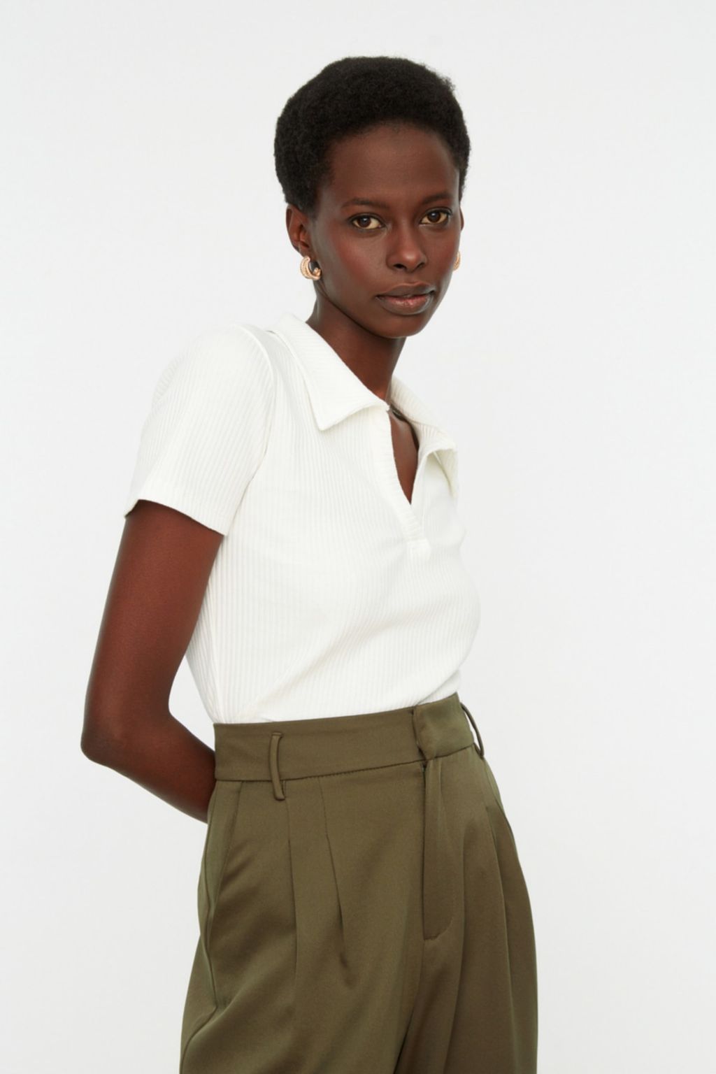 Trendyolmilla Siyah Fitted/Vucuda Oturan Crop Polo Yaka Fitilli Esnek Orme Bluz TWOSS21BZ0038  фото 23