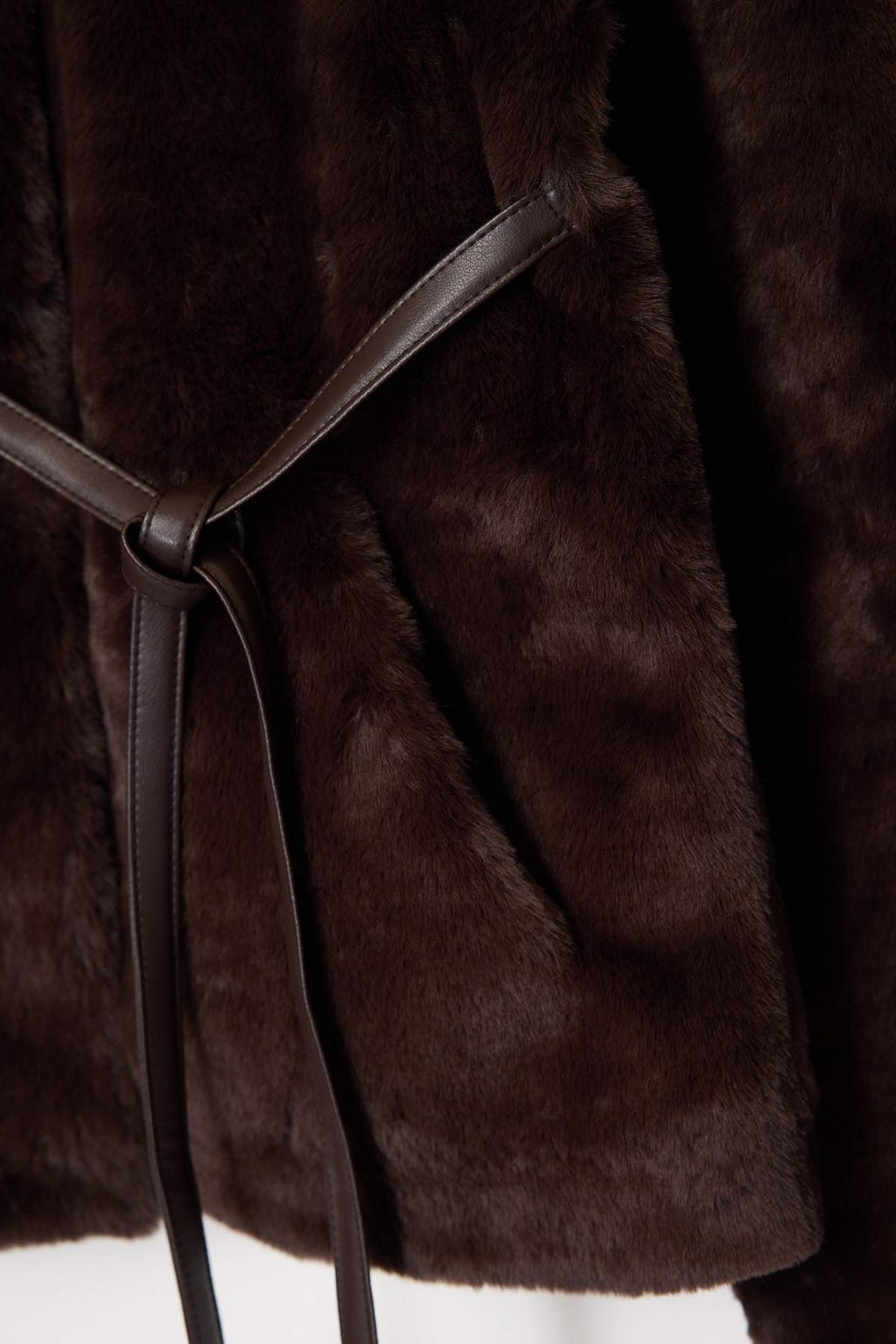 Kahverengi Oversize Kal?p Baglama Detayl? Pelus Ceket Mont TWOAW26MO00055