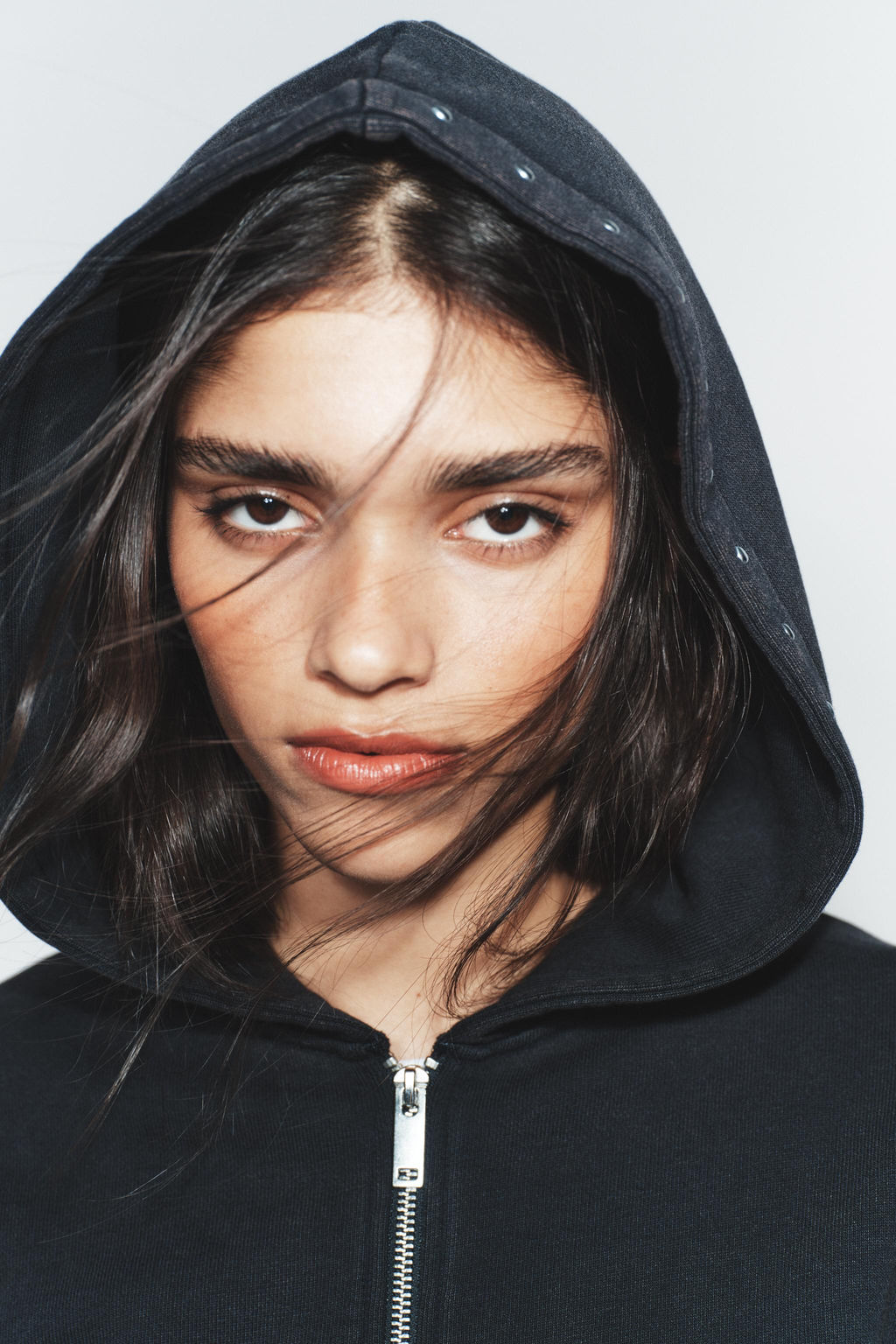 SUDADERA FELPA EFECTO LAVADO TACHAS / Carb?n - Zara фото 4