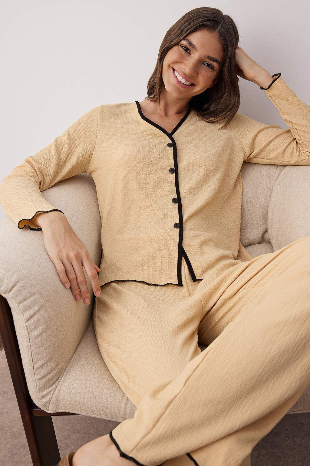 Bej Dugmeli ve Biyeli Dokulu Burumcuk Orme Pijama Tak?m? THMAW26PT00097