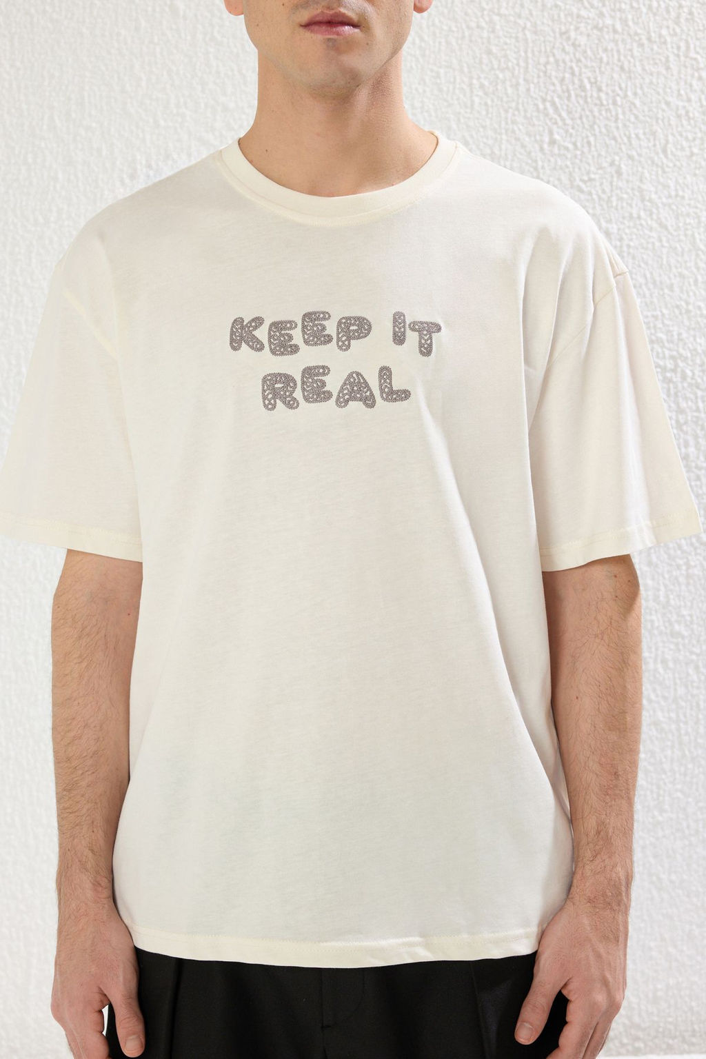 TRENDYOL MAN Ekru Unisex Oversize/Genis Kesim Bisiklet Yaka Yaz? Nak?sl? K?sa Kollu T-Shirt TMNSS25TS00023 - Trendyolmilla фото 4