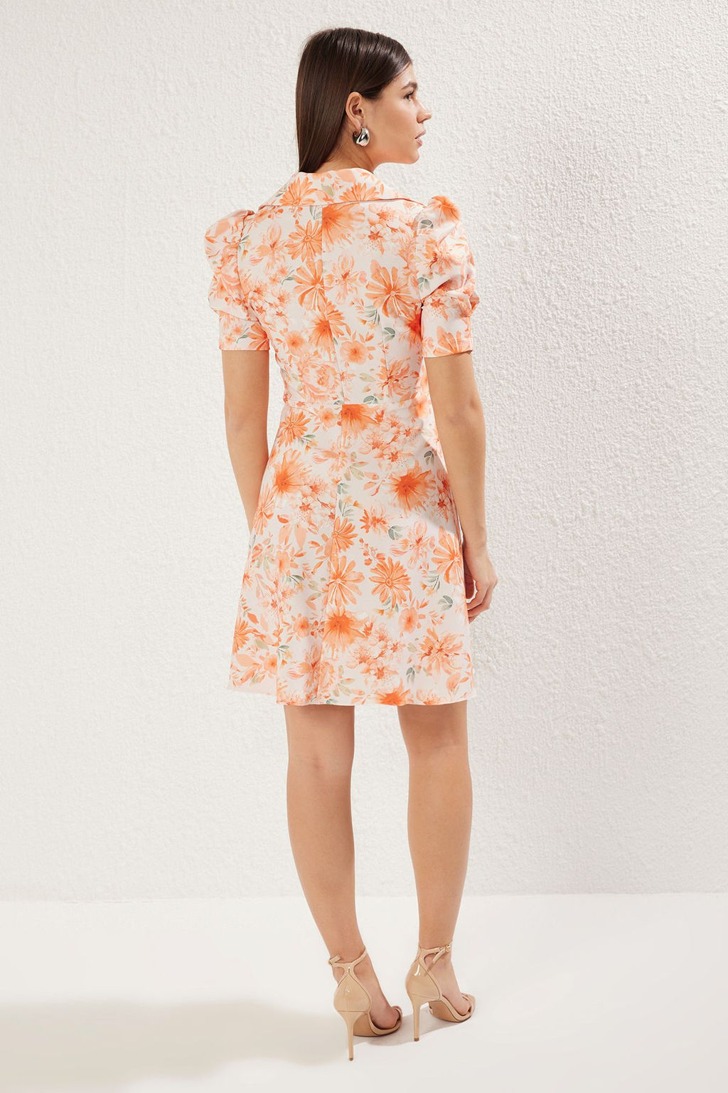 TRENDYOLMILLA Sar? A Kesim Desenli Balon Kollu Mini Dokuma Elbise TWOSS20EL1999  фото 11