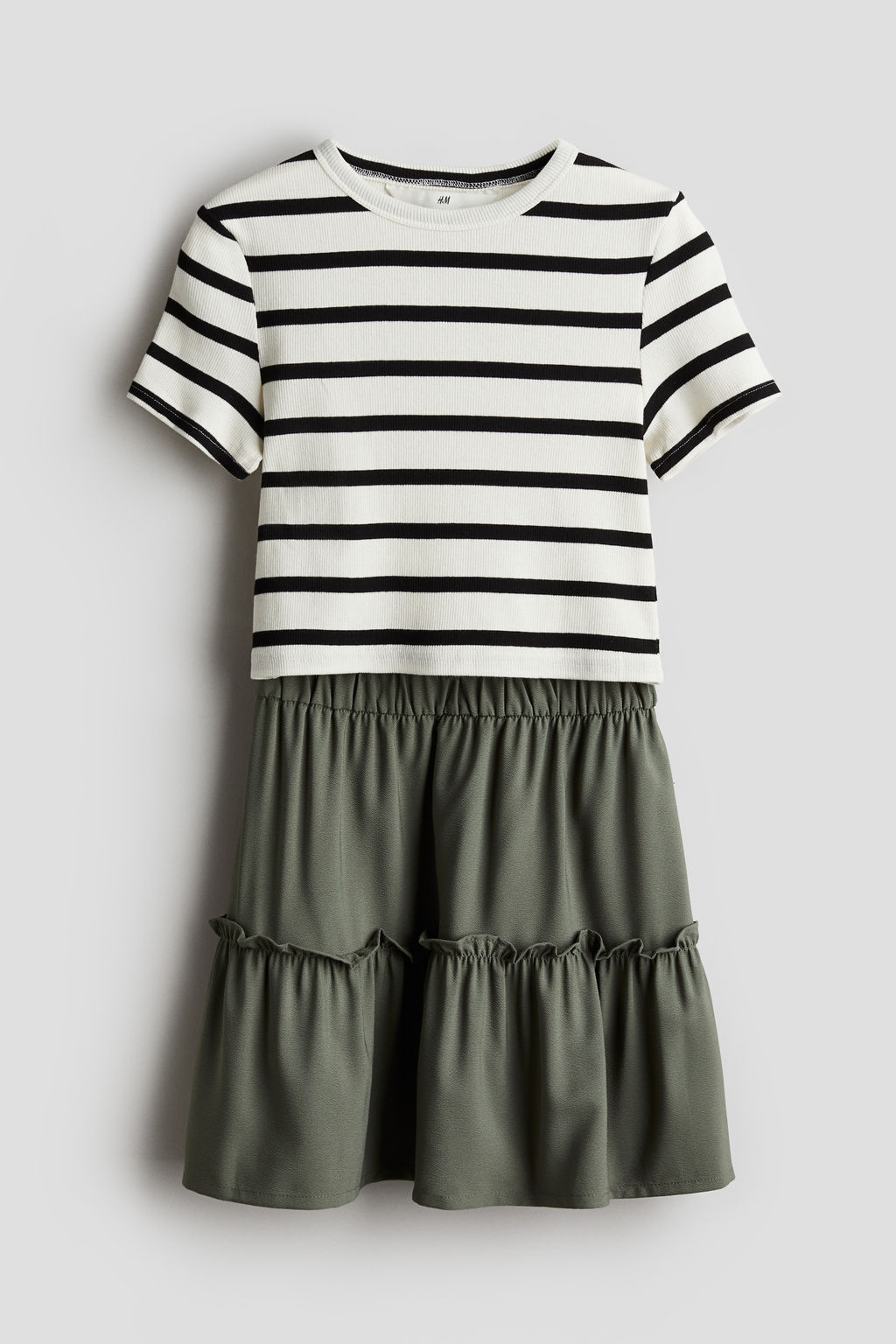 Conjunto de camiseta y falda