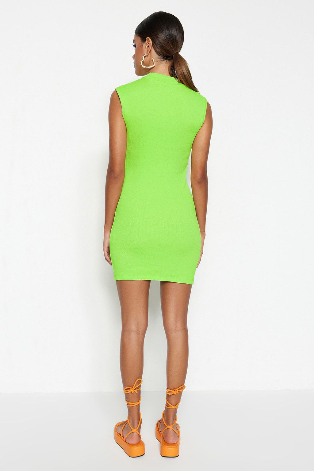 TRENDYOLMILLA Siyah Vucuda Oturan Bisiklet Yaka Mini Fitilli Esnek Orme Kalem Elbise TWOSS22EL2819 фото 5